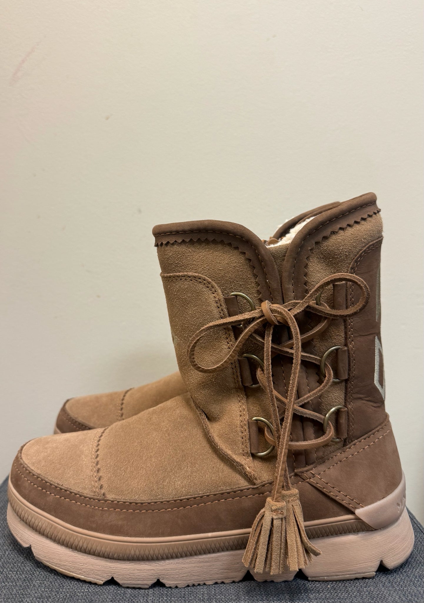 9 MANITOBAH Tan Boots