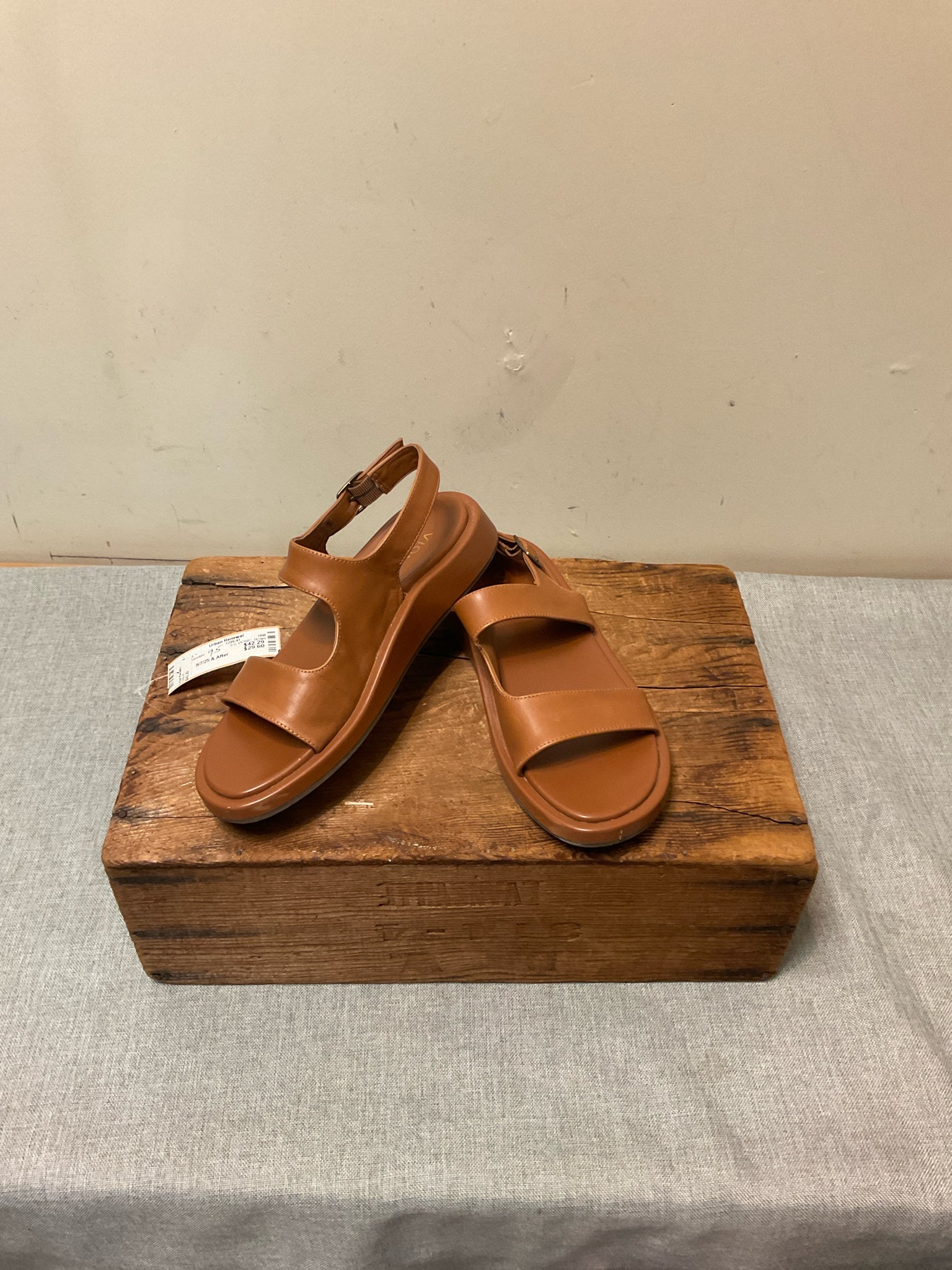 9.5 VIONIC Brown Sandals