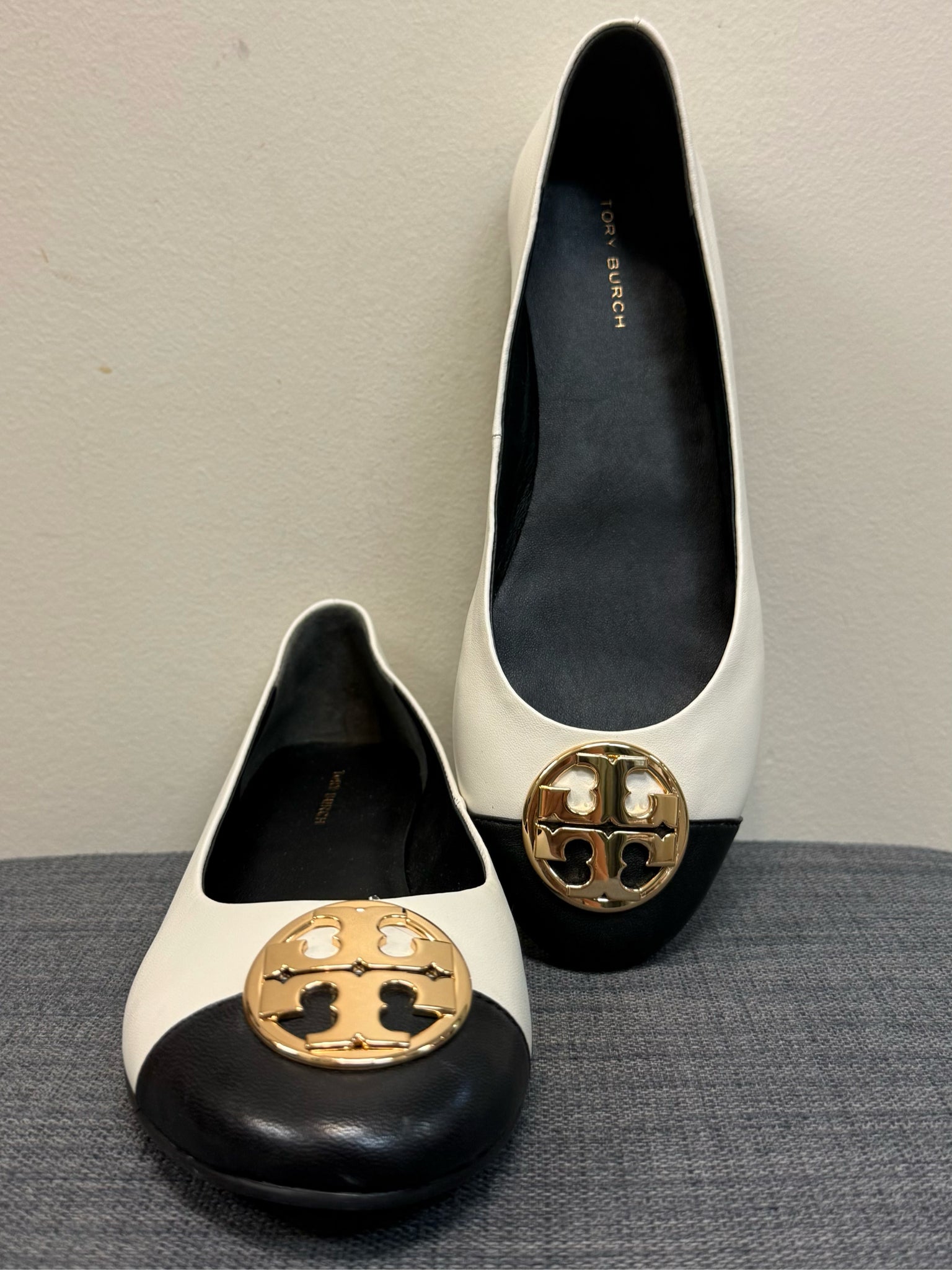 8 TORY BURCH CREAM AND BLACK SHOES
