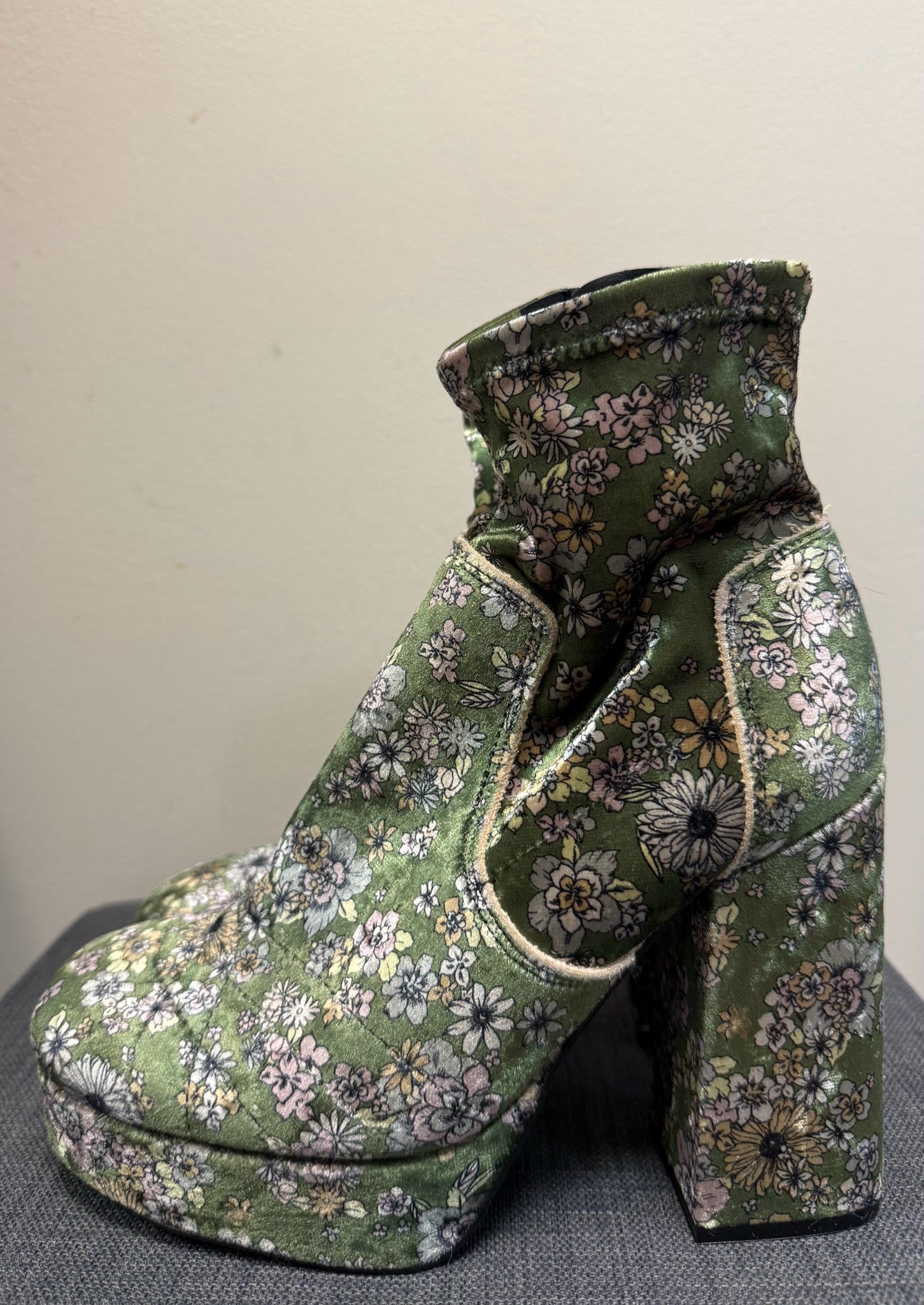FREE PEOPLE 6 GREEN FLORAL Boots