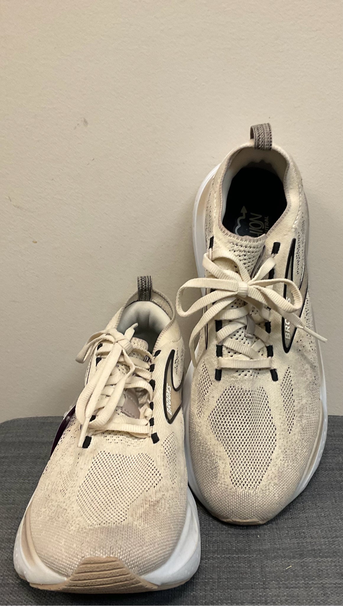 9.5 BROOKS Cream SHOES