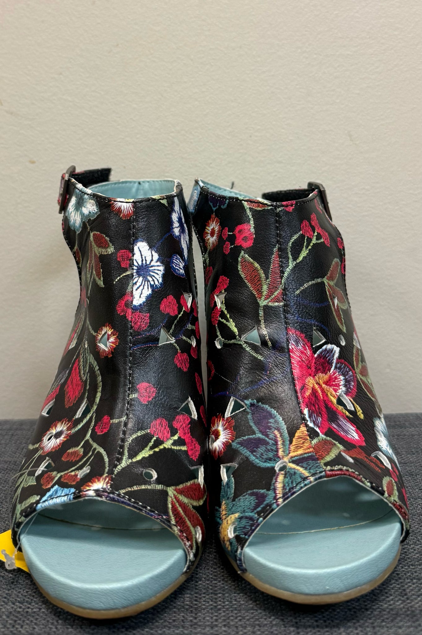 6 L'ARTISTE BLACK MULTI FLORAL SHOES