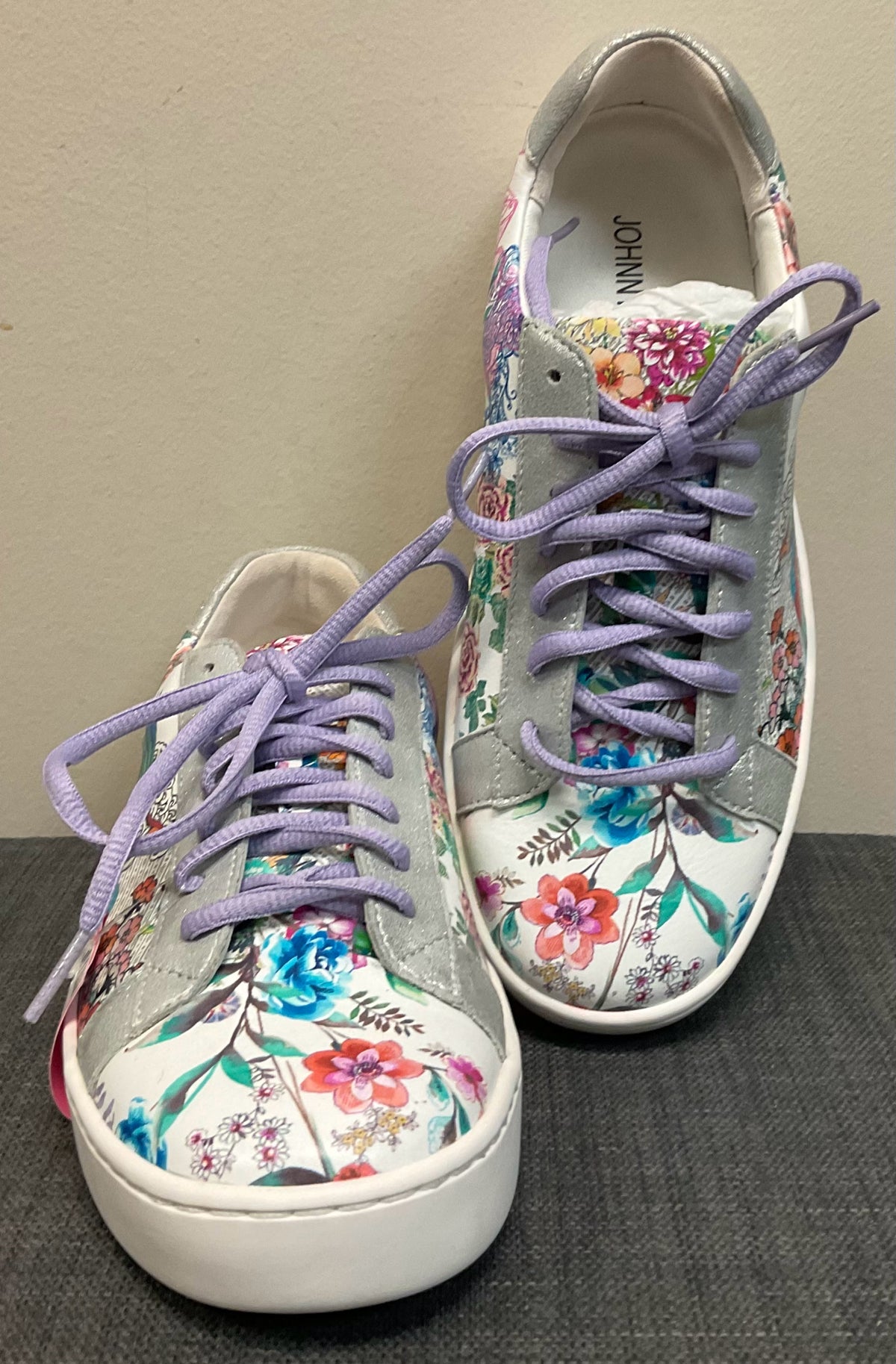 6.5 JOHNNY WAS WHITE MULTI FLORAL SHOES