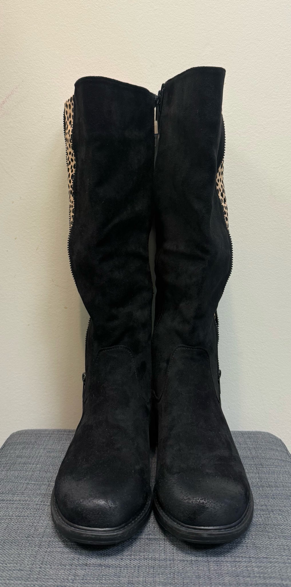 PIERRE DUMAS 8.5 BLACK AND ANIMAL PRINT Boots