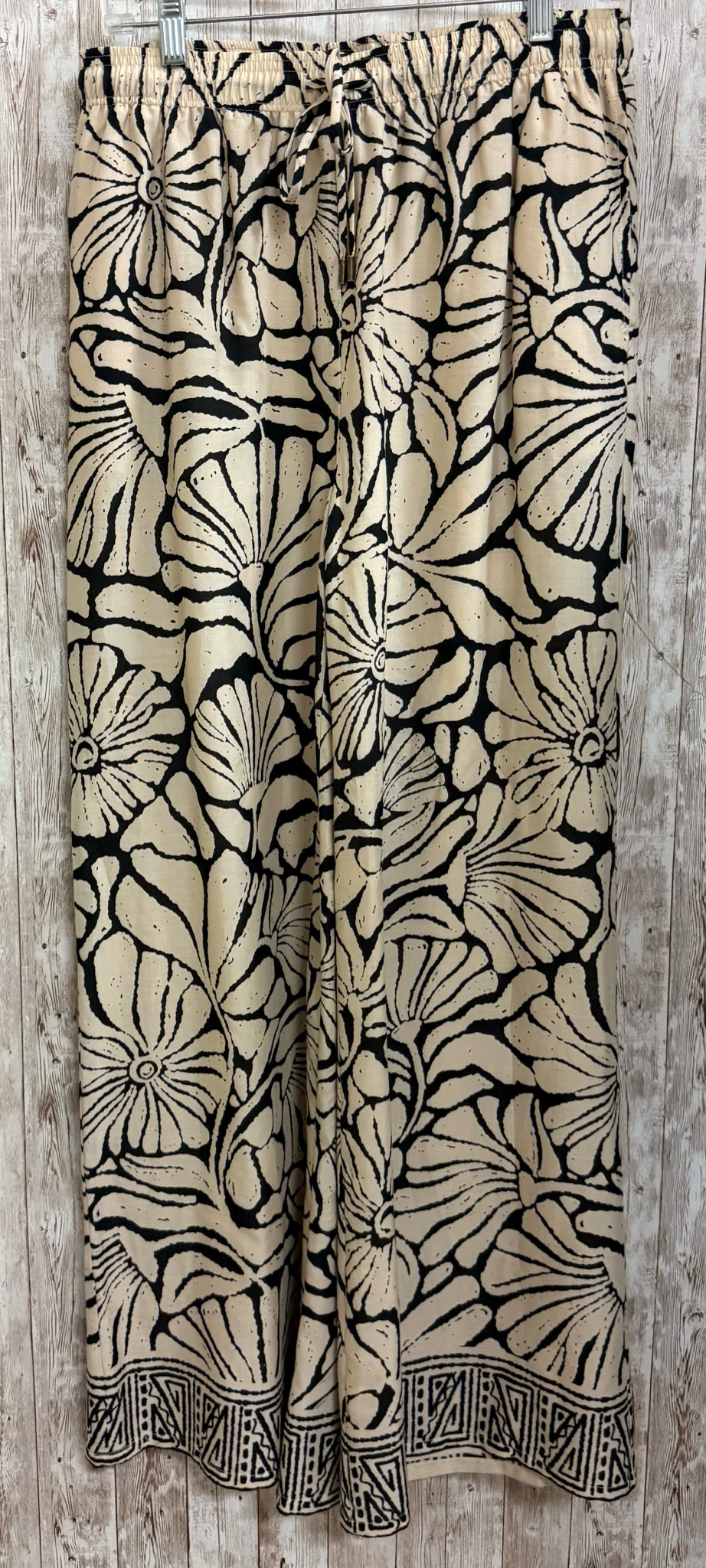 Size M EVEREVE CREAM AND BLACK PRINT Pants