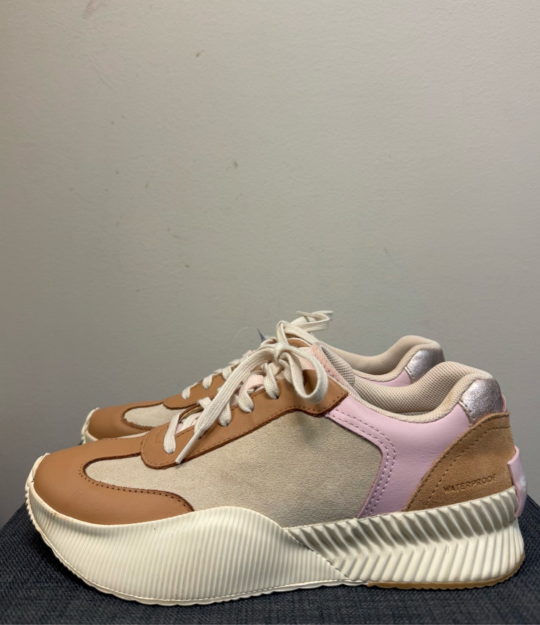 SOREL 8.5 CREAM AND PINK Sneakers