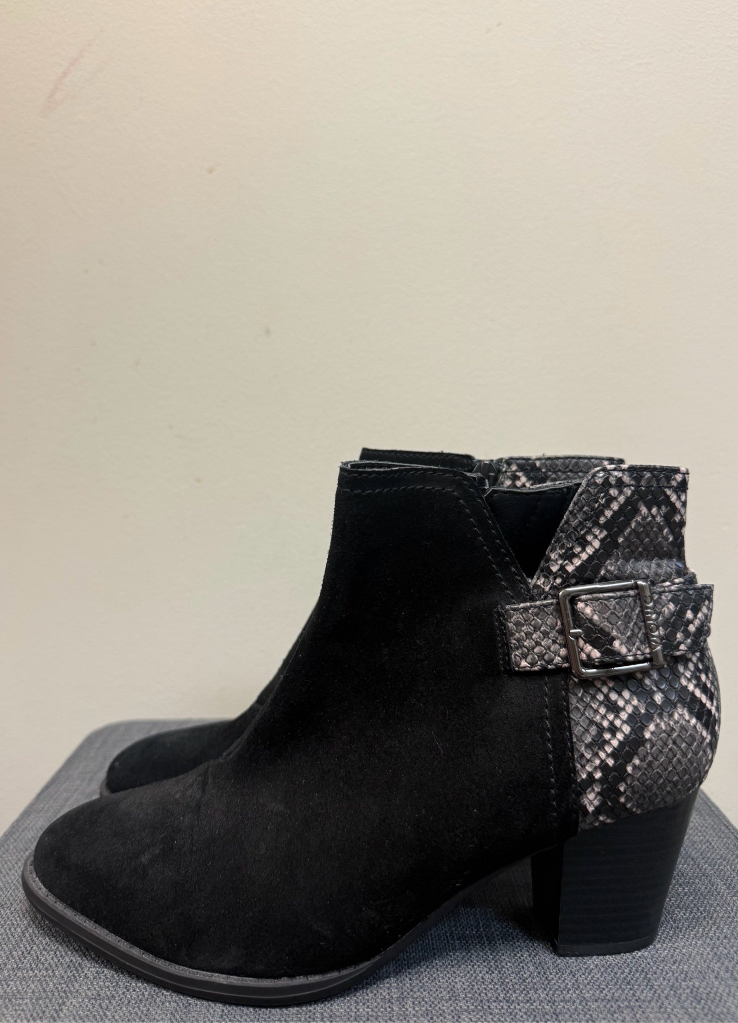 8 VIONIC Black Boots