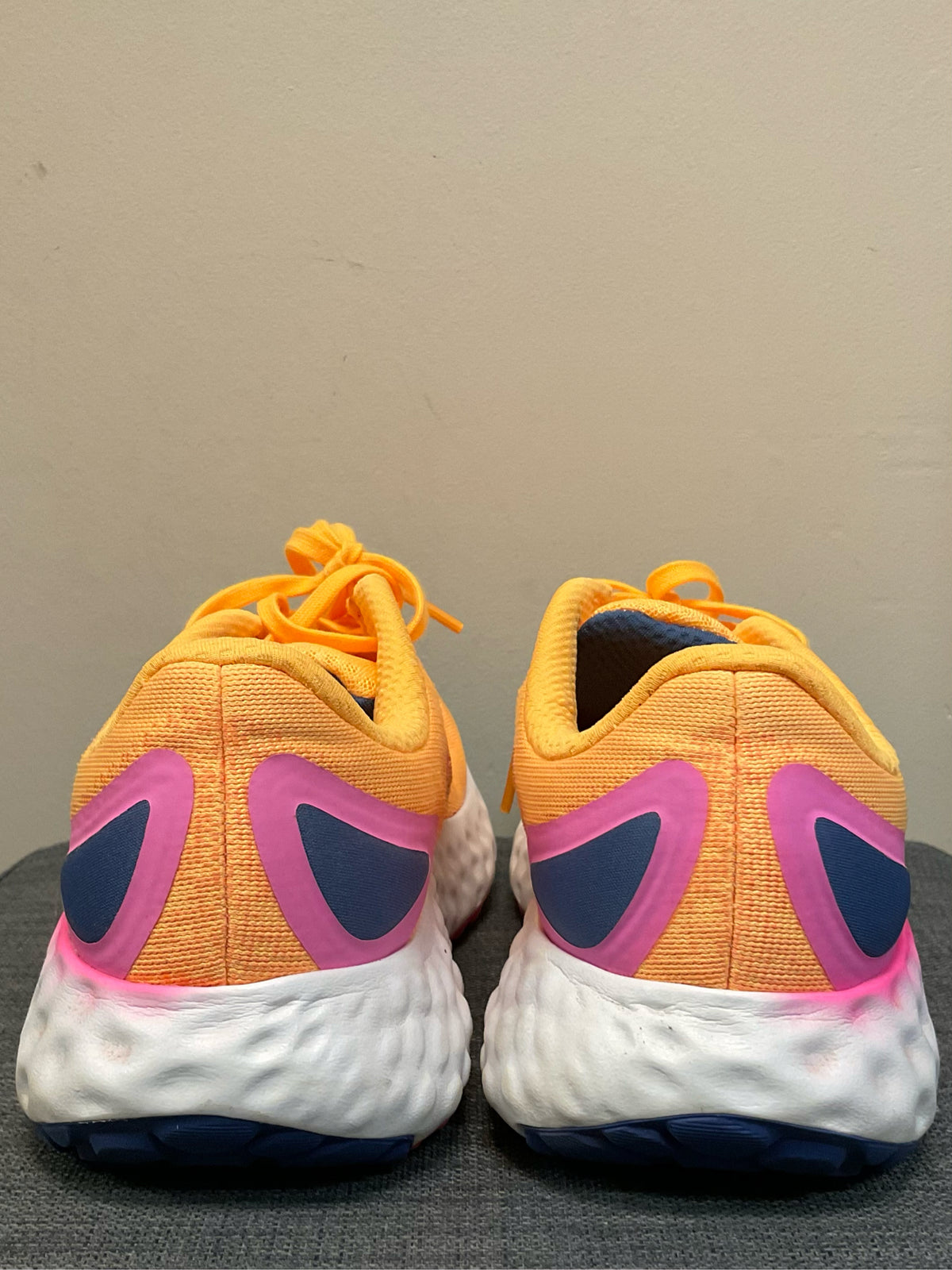 10 NEW BALANCE Orange Sneakers