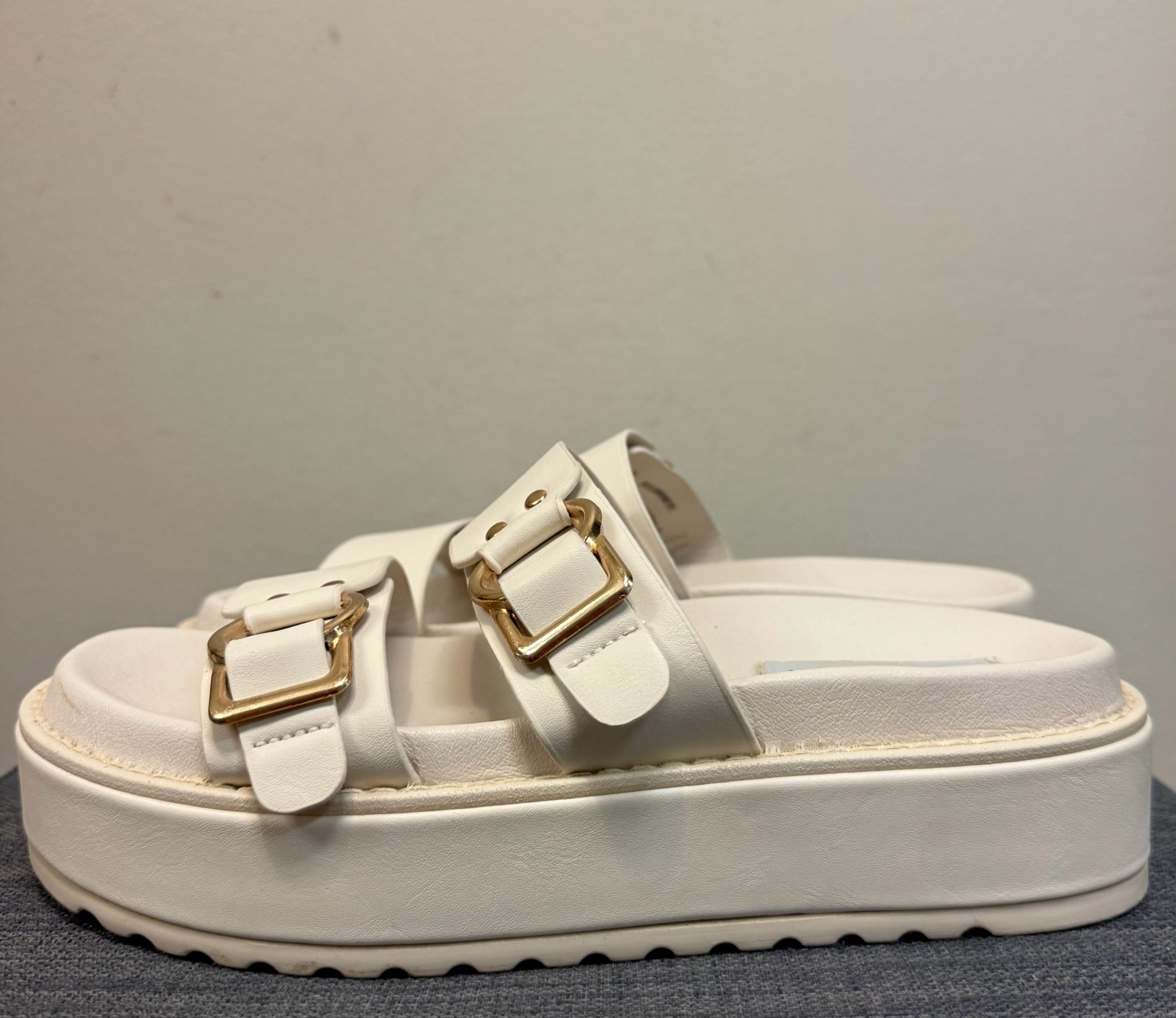 7 STEVE MADDEN Beige Sandals