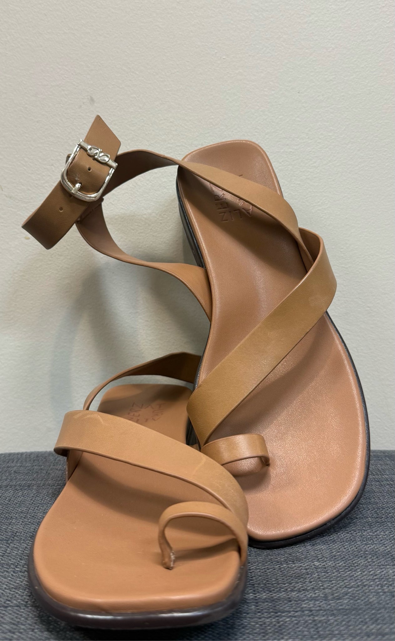 8 NATURALIZER Brown Sandals