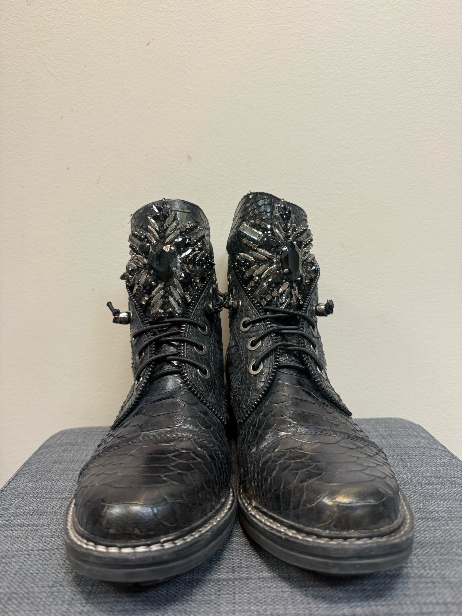 9 VINCE CAMUTO Black Boots