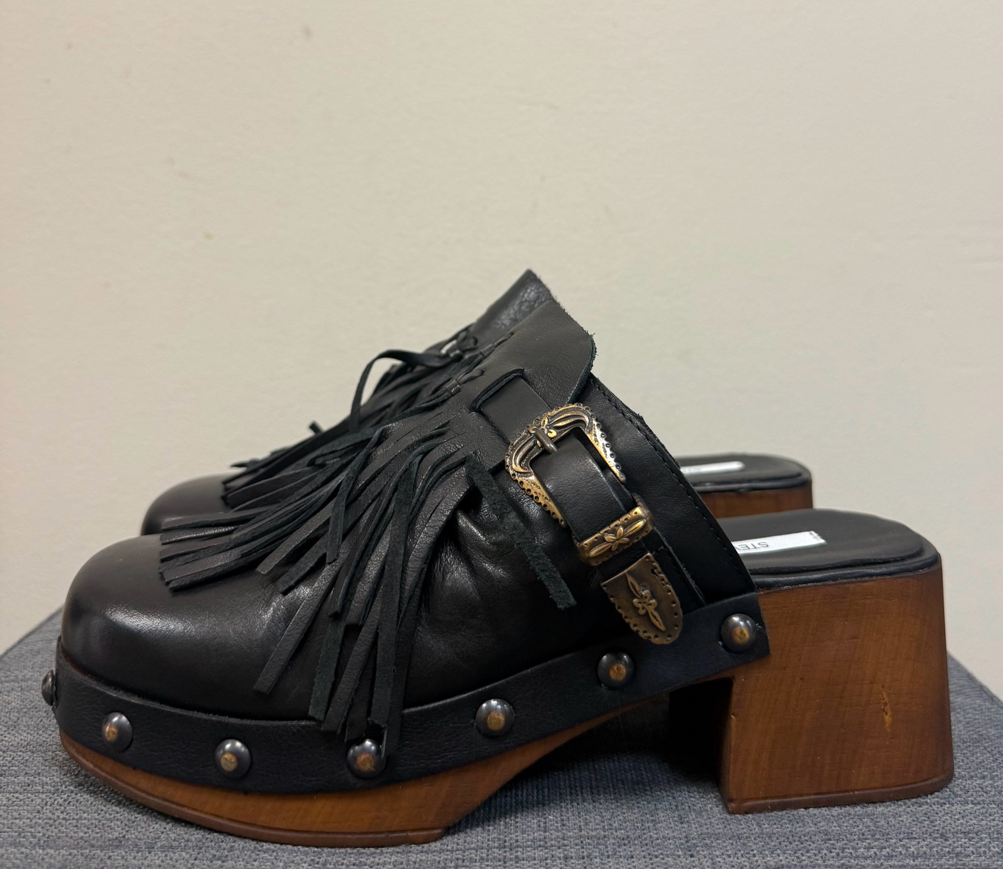 8 STEVE MADDEN Black Clogs