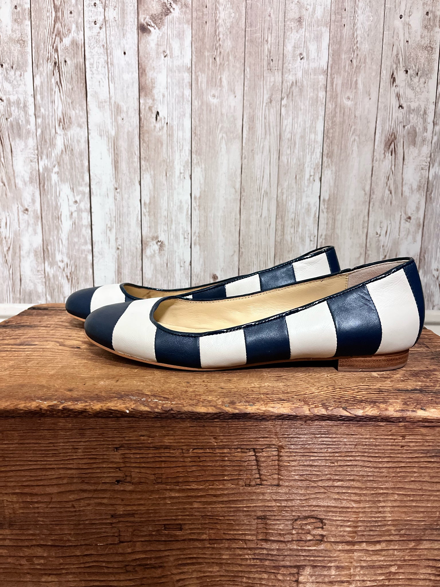 KATE SPADE 8.5 CREAM AND NAVY SHOES