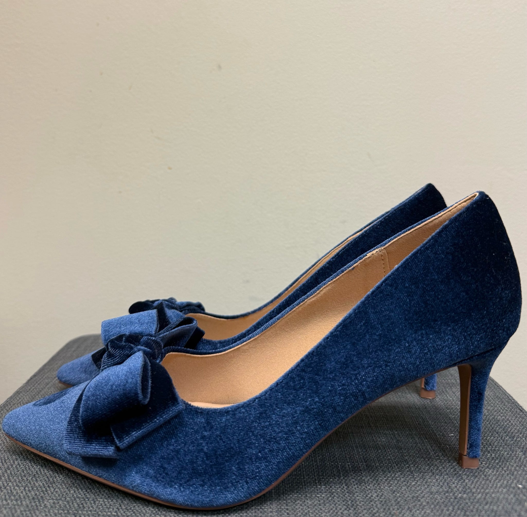9.5 JOURNEE COLLECTION NAVY VELVET Pumps