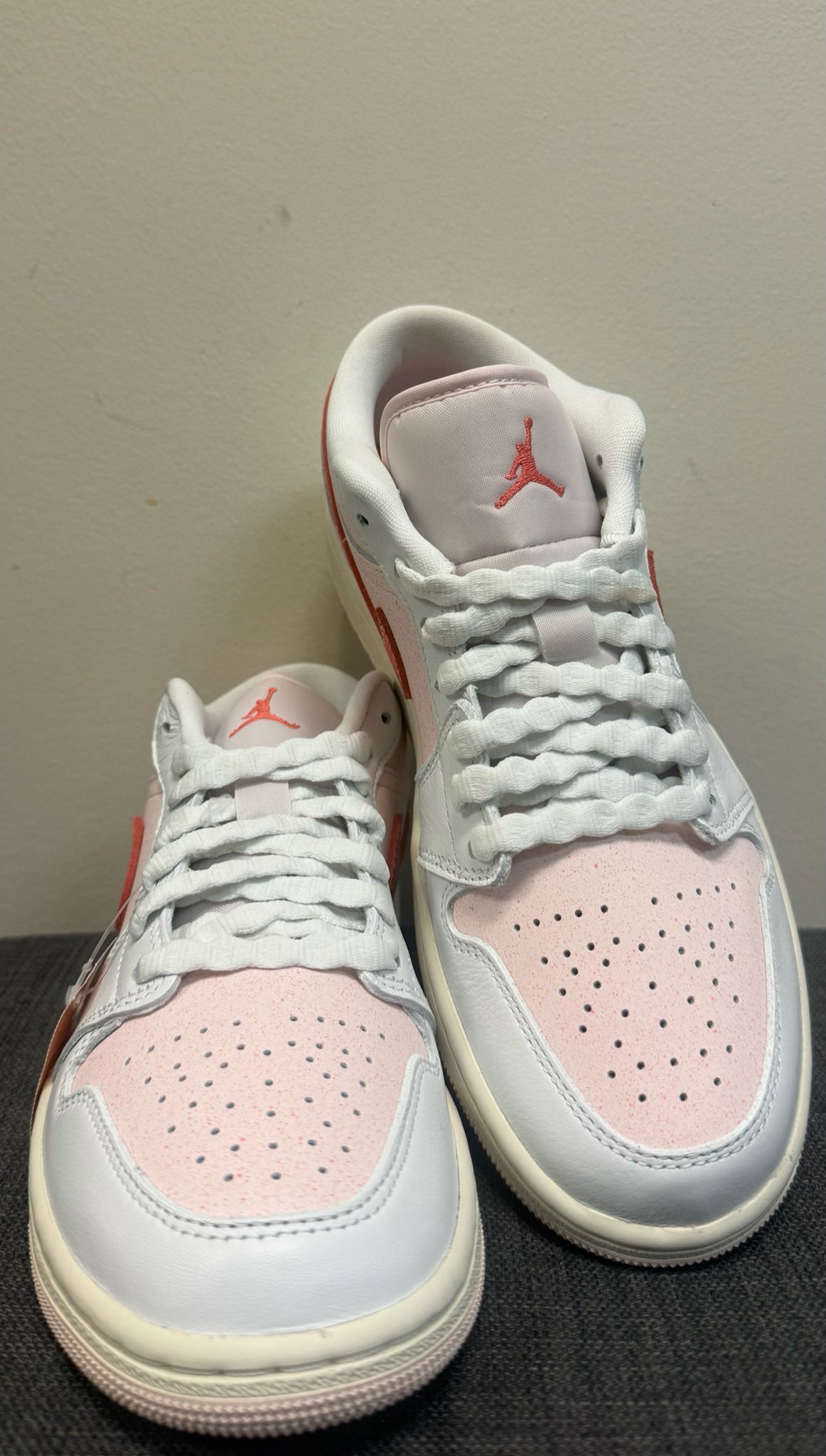 8 NIKE PINK AND WHITE LEATHER SHOES