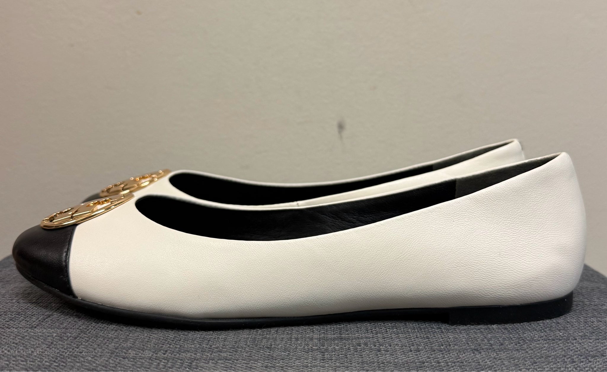 8 TORY BURCH CREAM AND BLACK SHOES