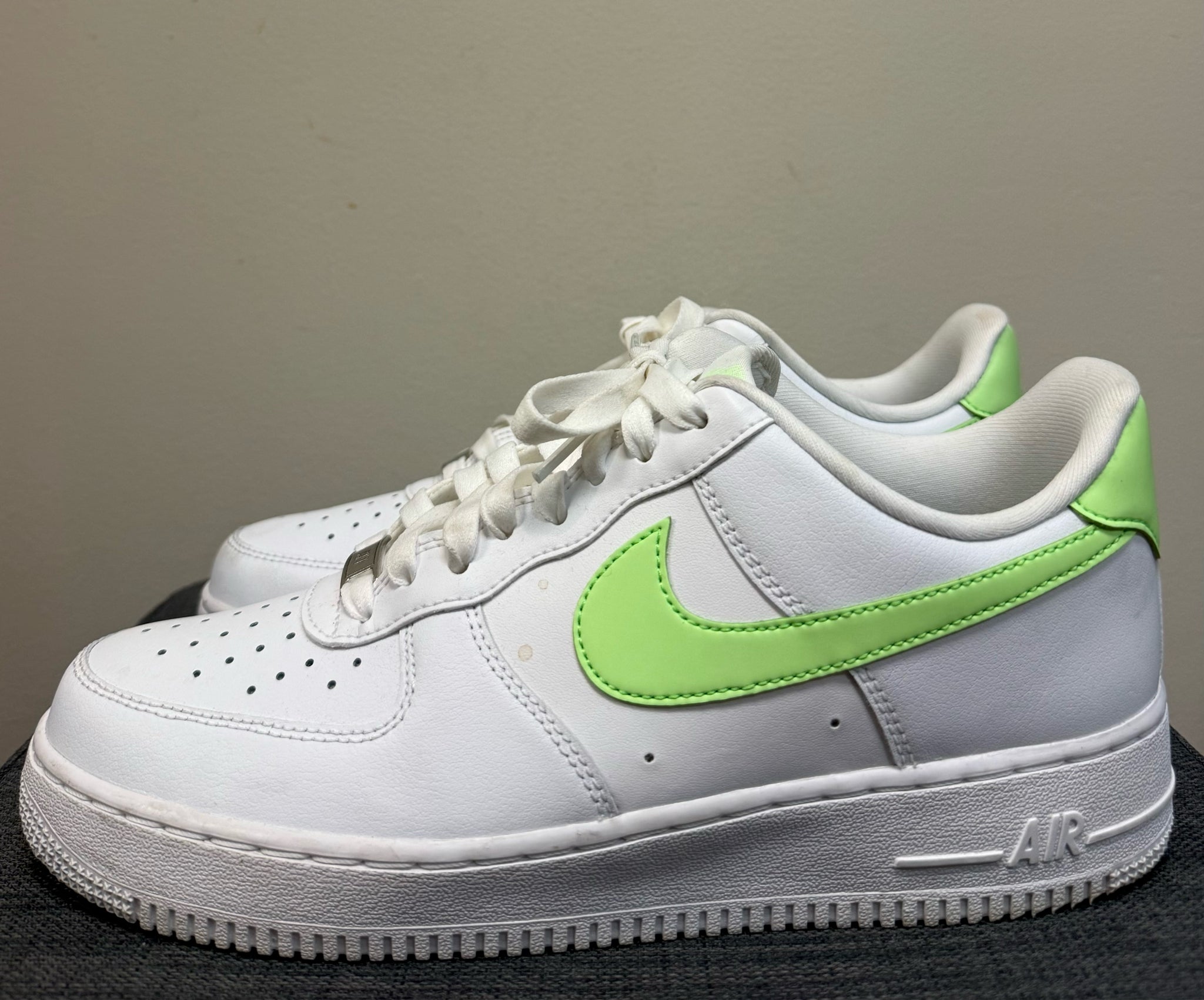 9.5 NIKE White SHOES