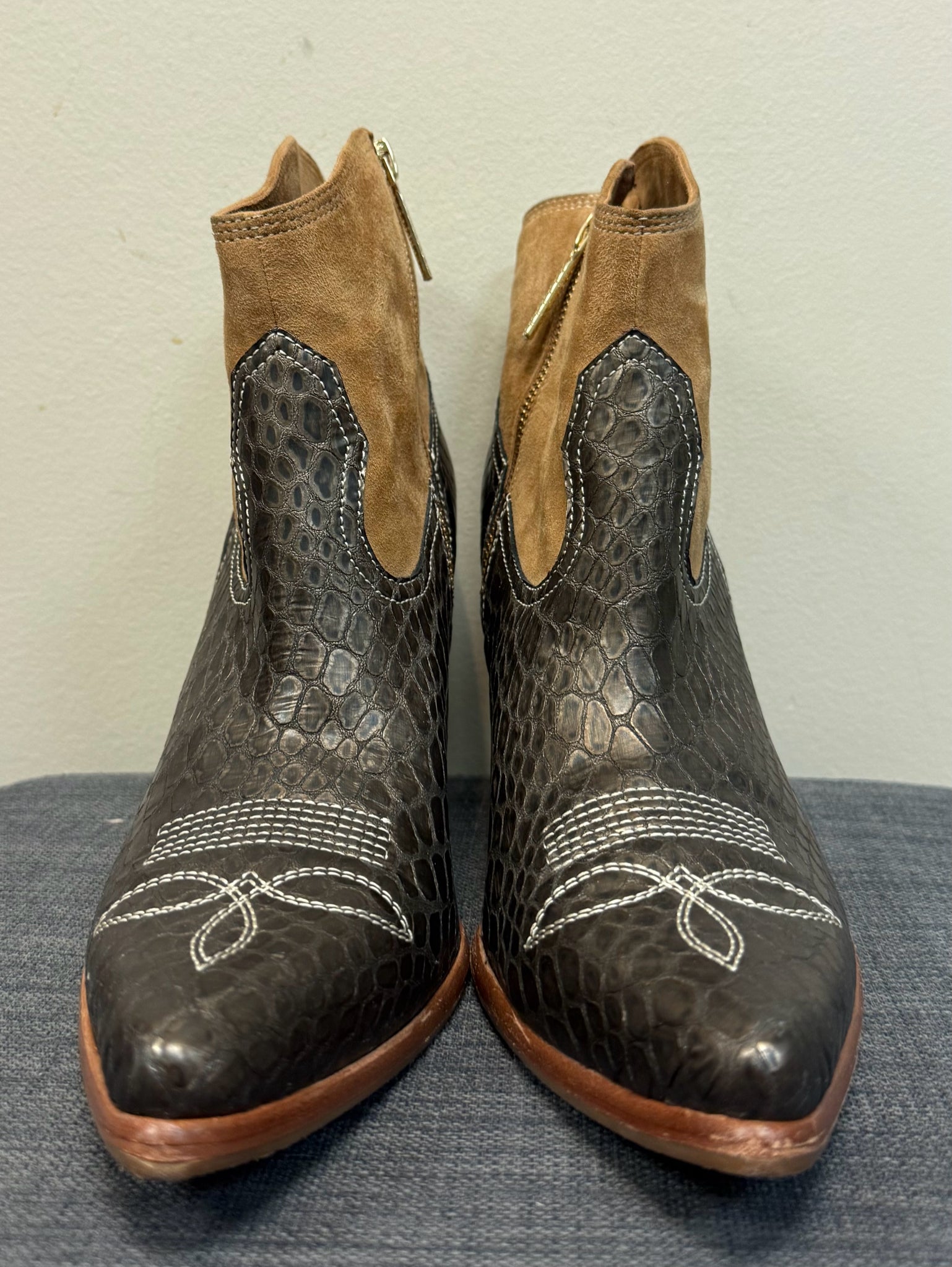 10 DONALD J PLINER Brown Boots