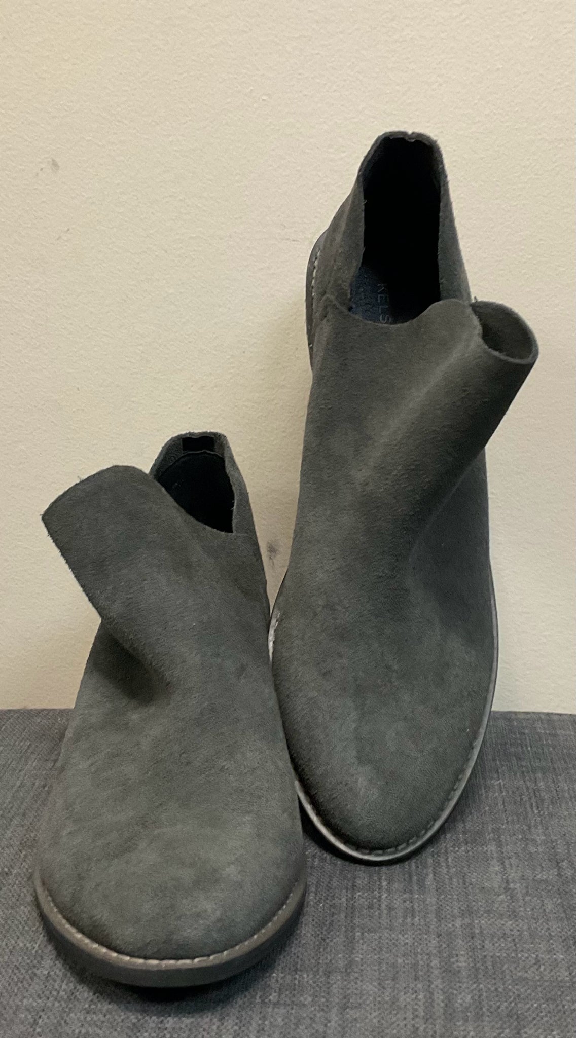 8.5 KELSI DAGGER GRAY SUEDE Boots