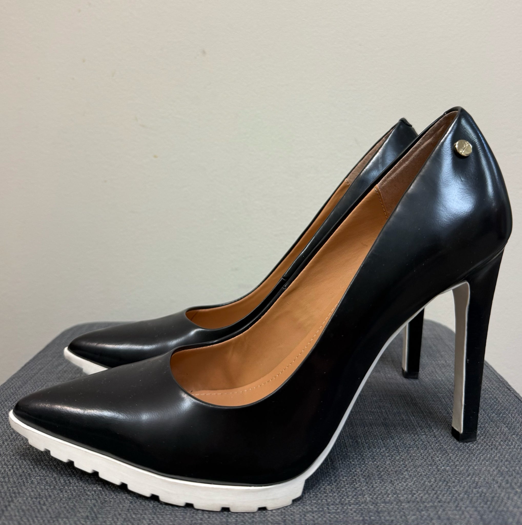 9.5 CALVIN KLEIN BLACK AND WHITE SHOES
