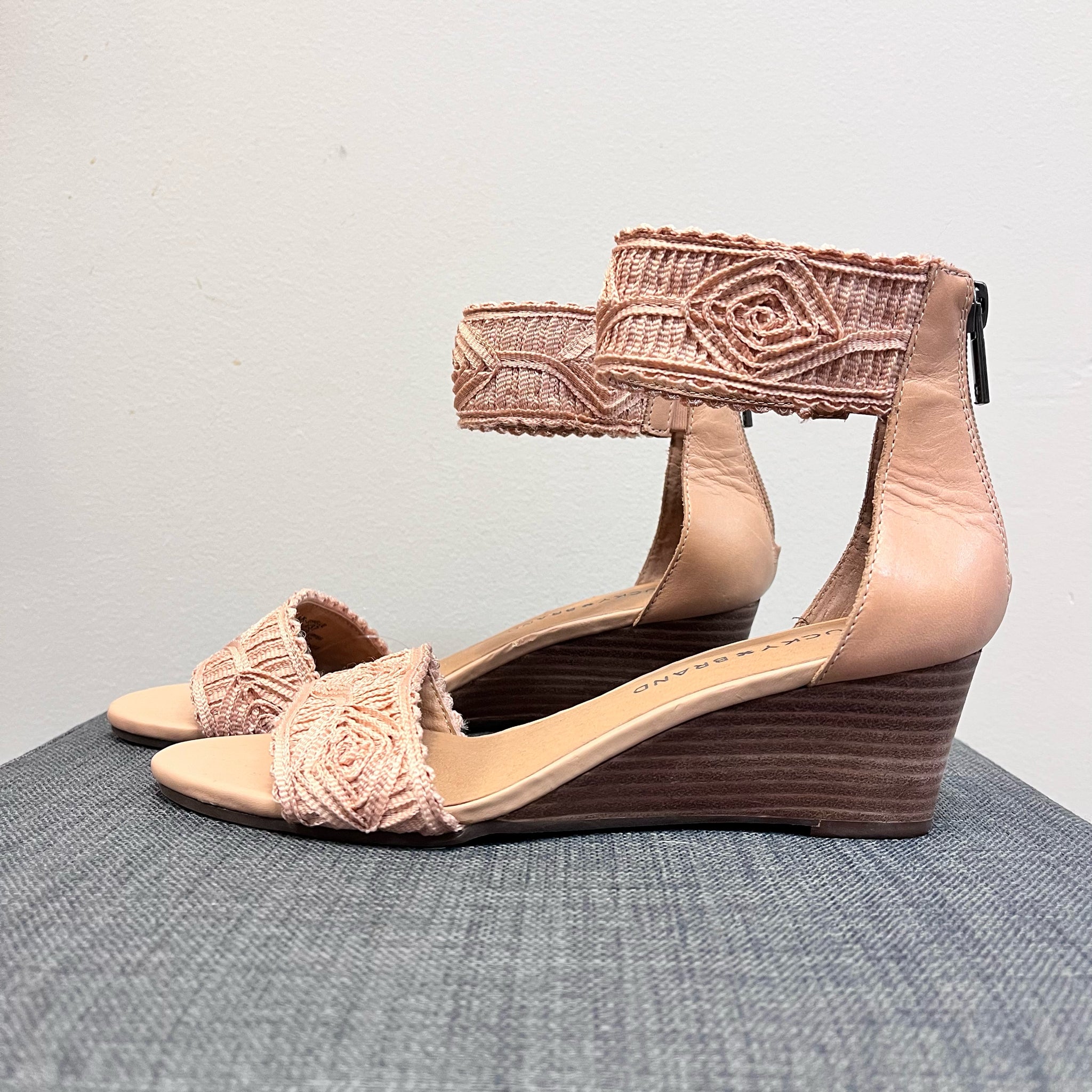 6.5 LUCKY BRAND Blush Sandals