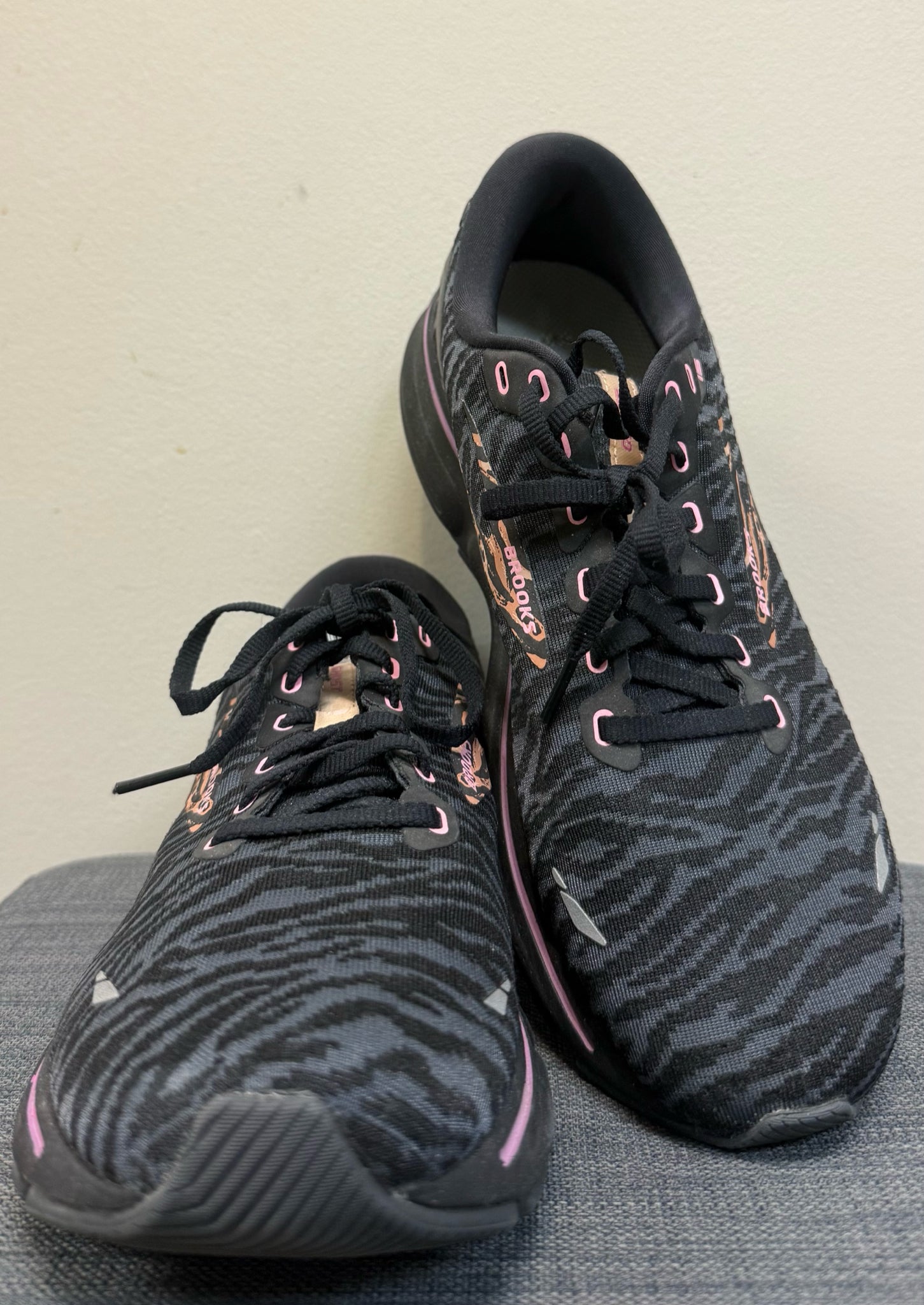 11 BROOKS Black SHOES