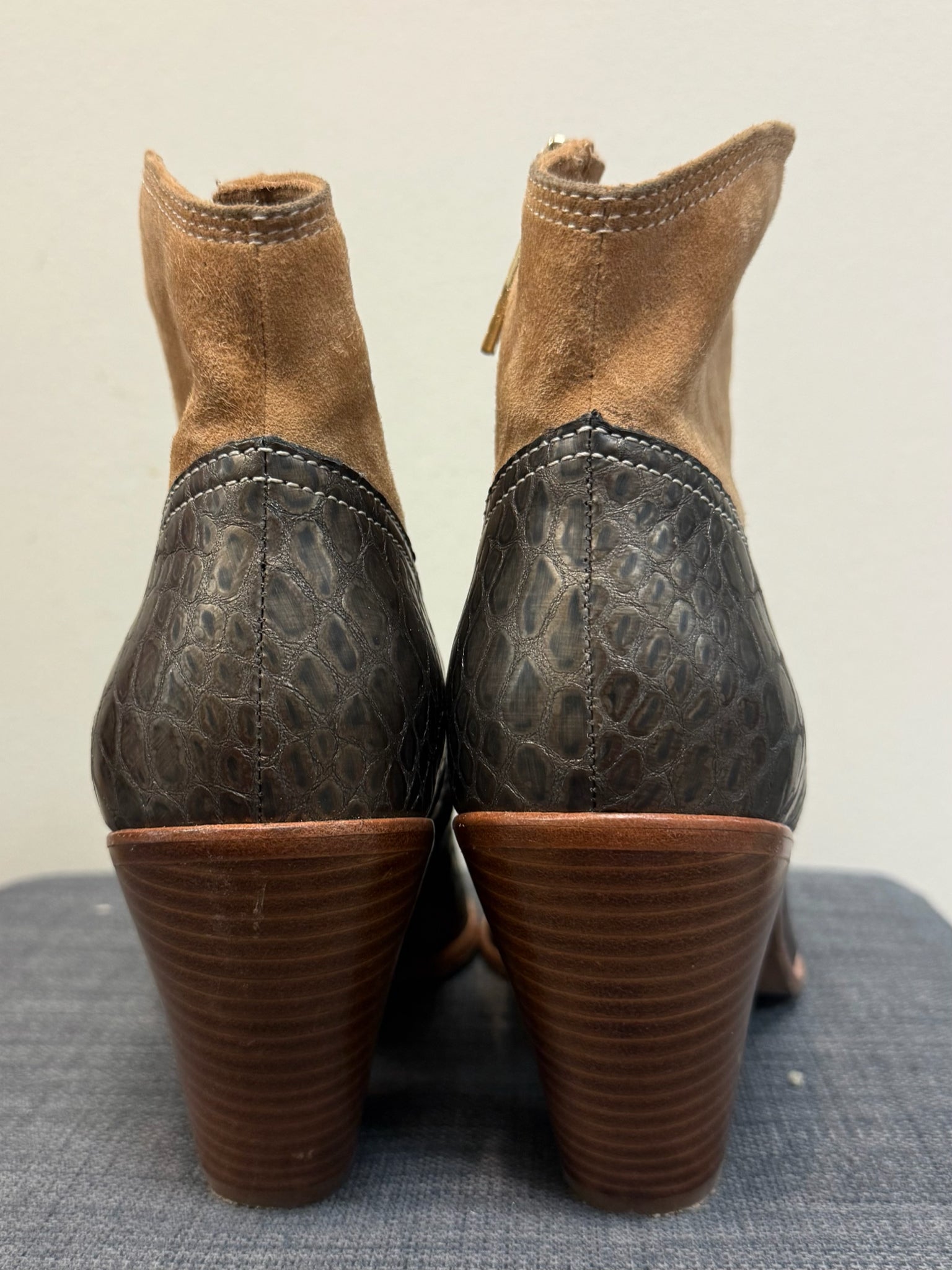 10 DONALD J PLINER Brown Boots