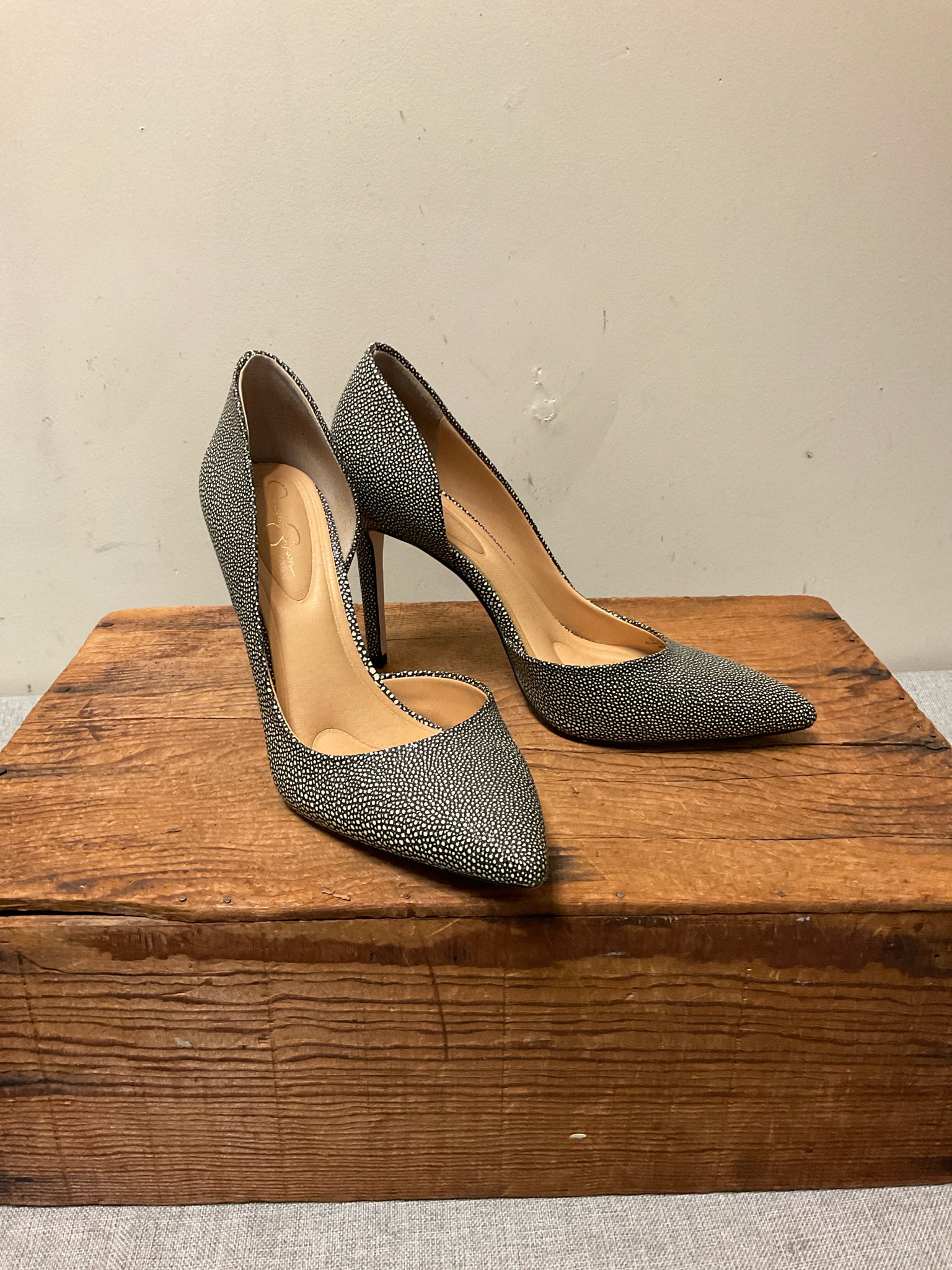 8.5 JESSICA SIMPSON BLACK AND WHITE Pumps