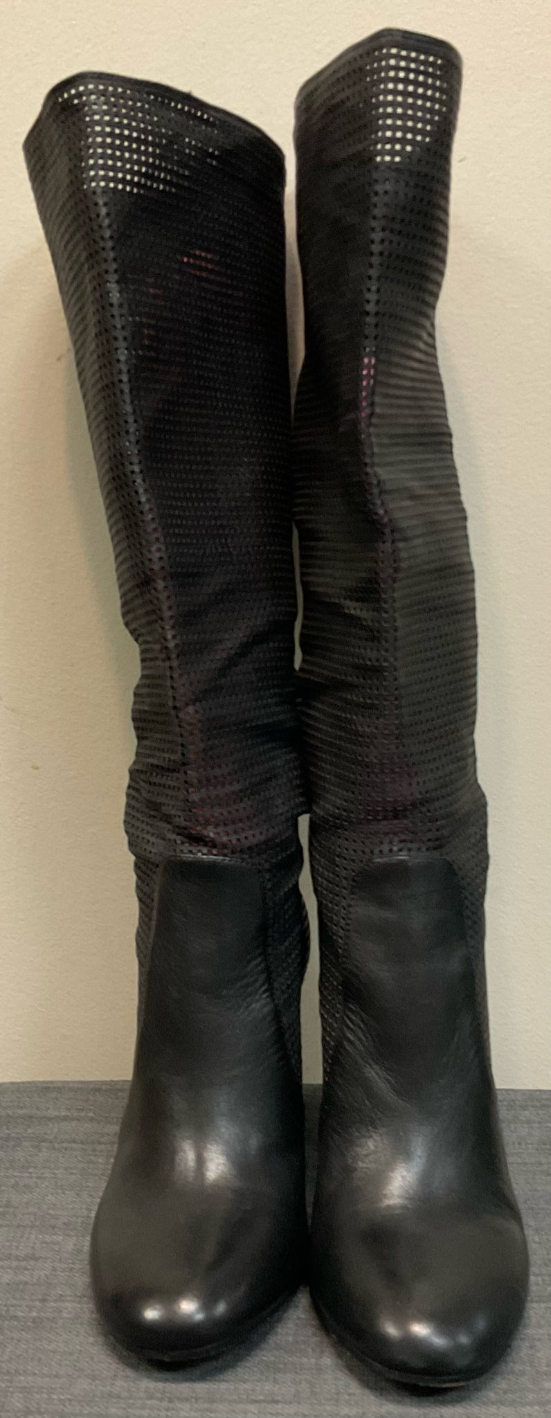 7 VINCE CAMUTO Black Boots