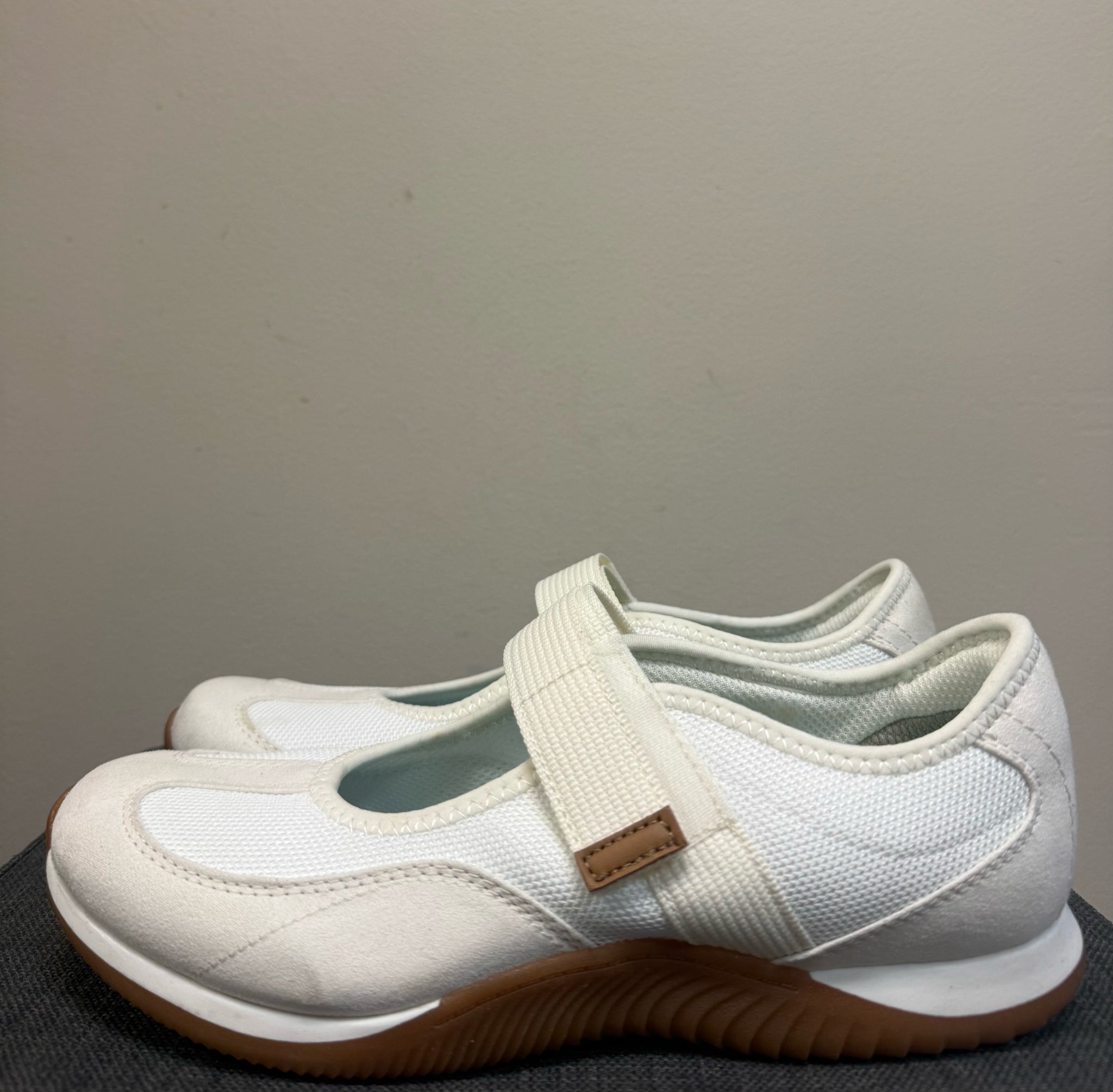 7.5 DR SCHOLL'S CREAM AND WHITE SHOES