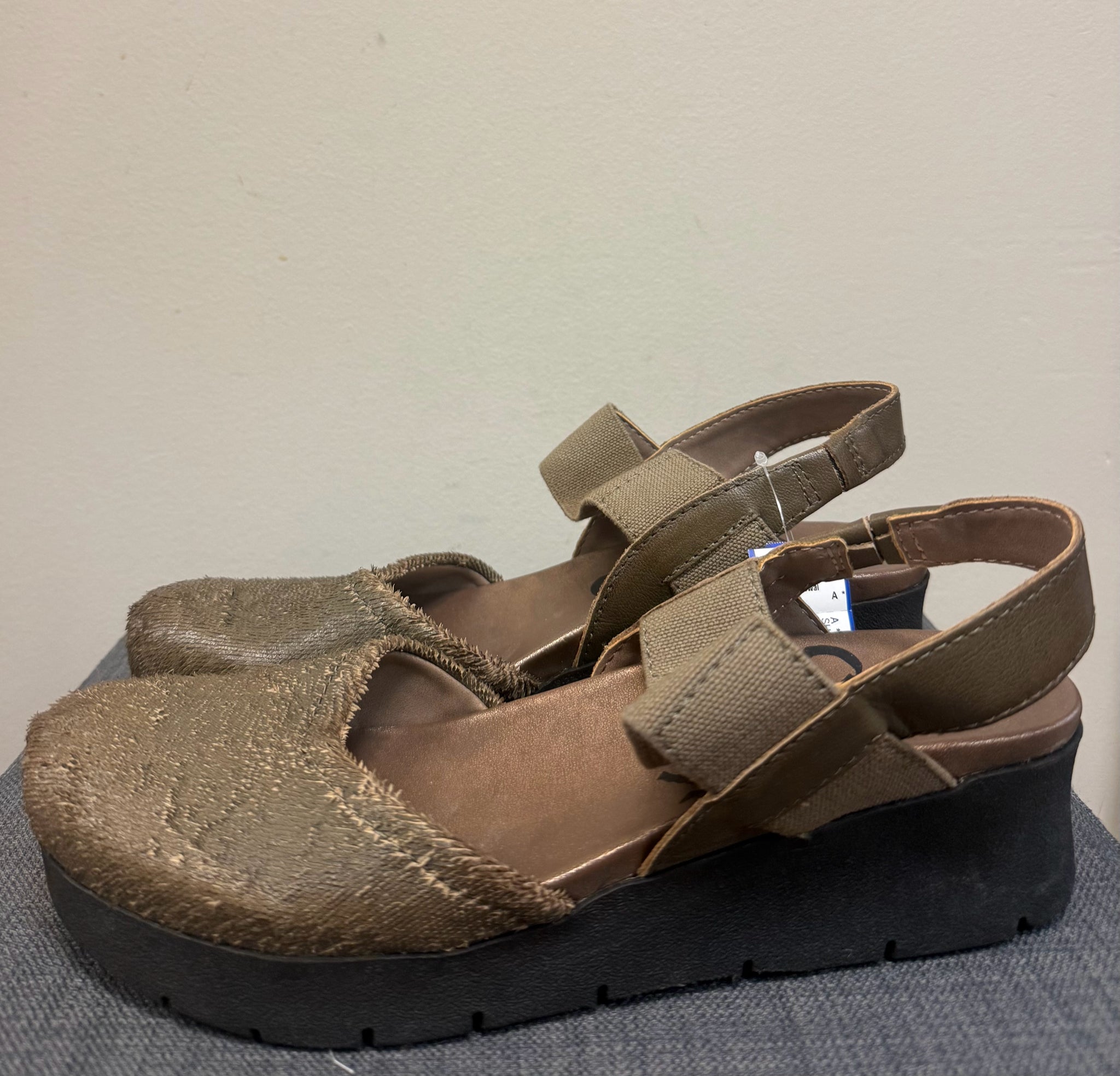 9.5 OTBT Olive SHOES