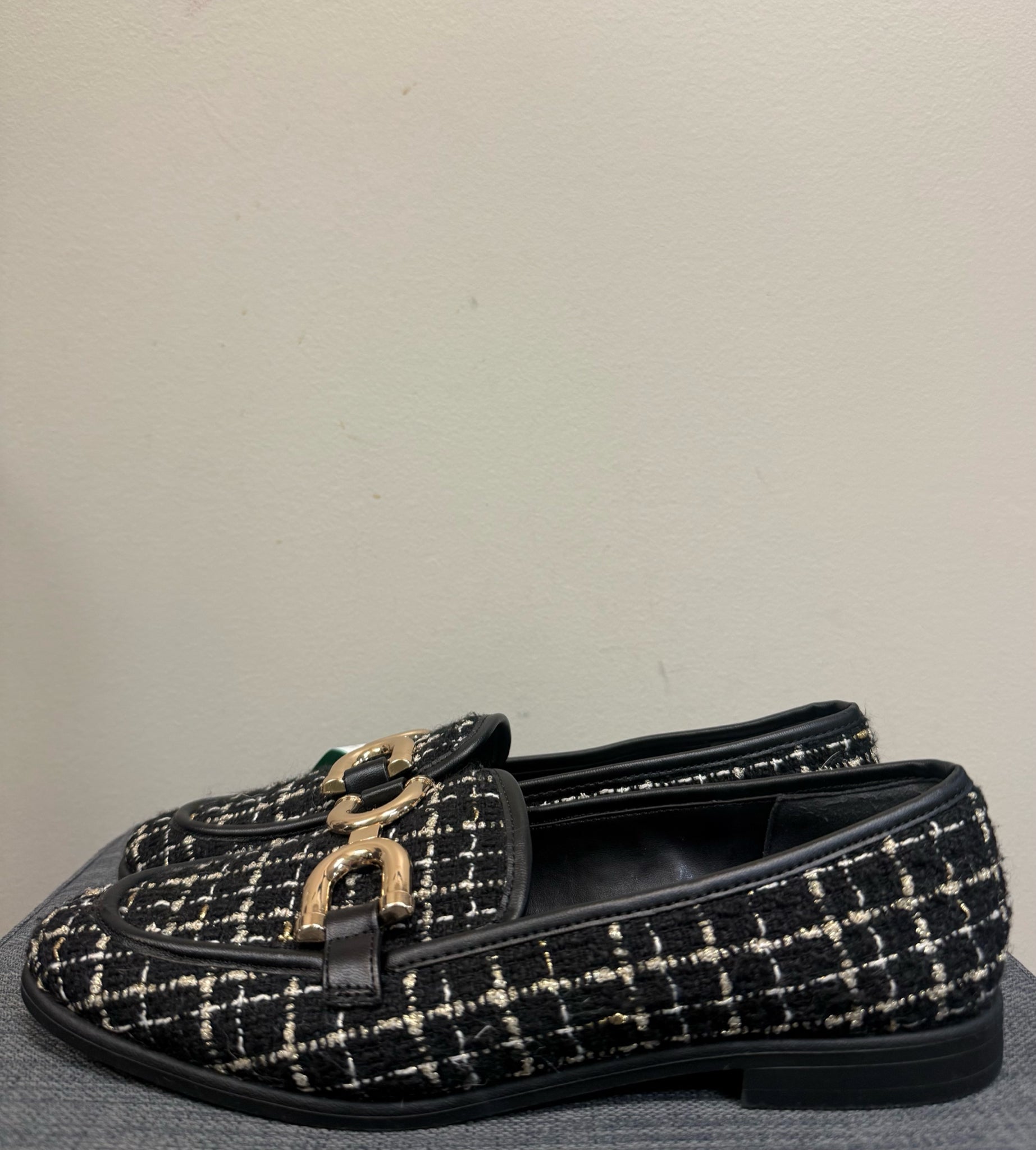 7.5 KENNETH COLE BLACK AND GOLD Loafers
