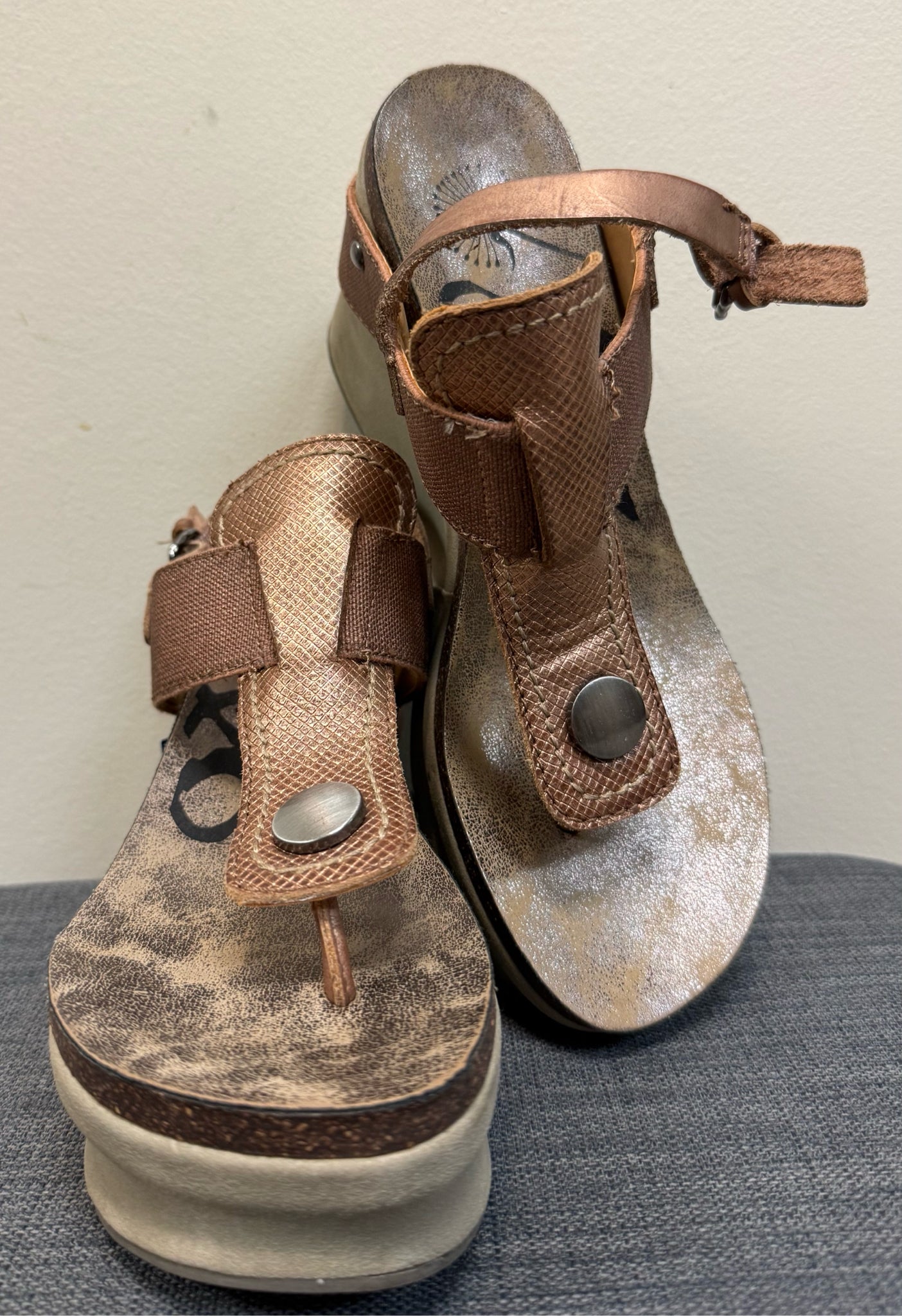 7.5 OTBT ROSE GOLD Sandals