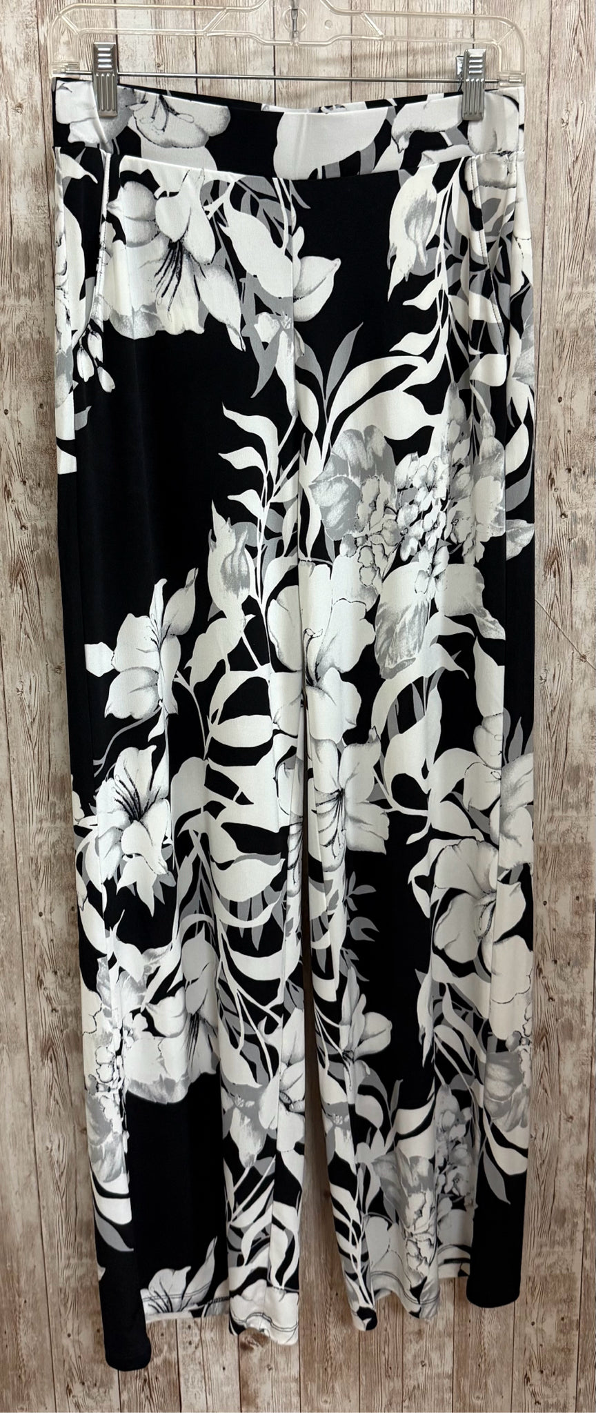 Size XS WHITEHOUSE/BLACK MKT BLACK AND WHITE Pants