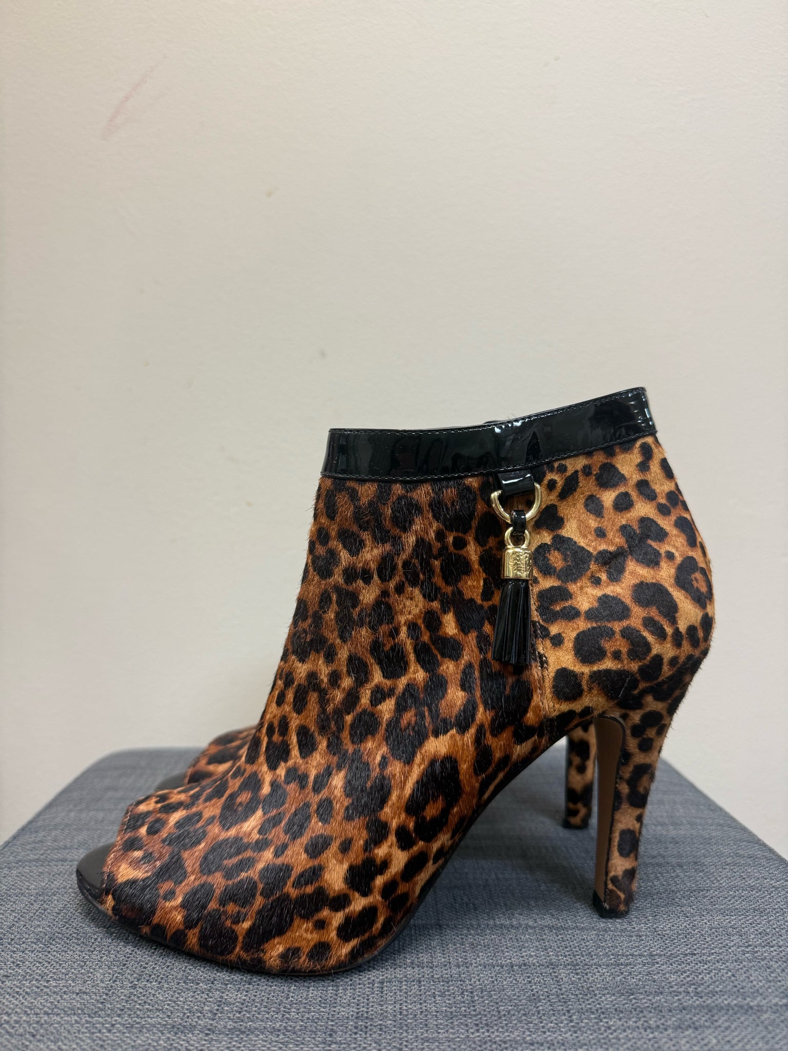9.5 VINCE CAMUTO Animal Print Boots