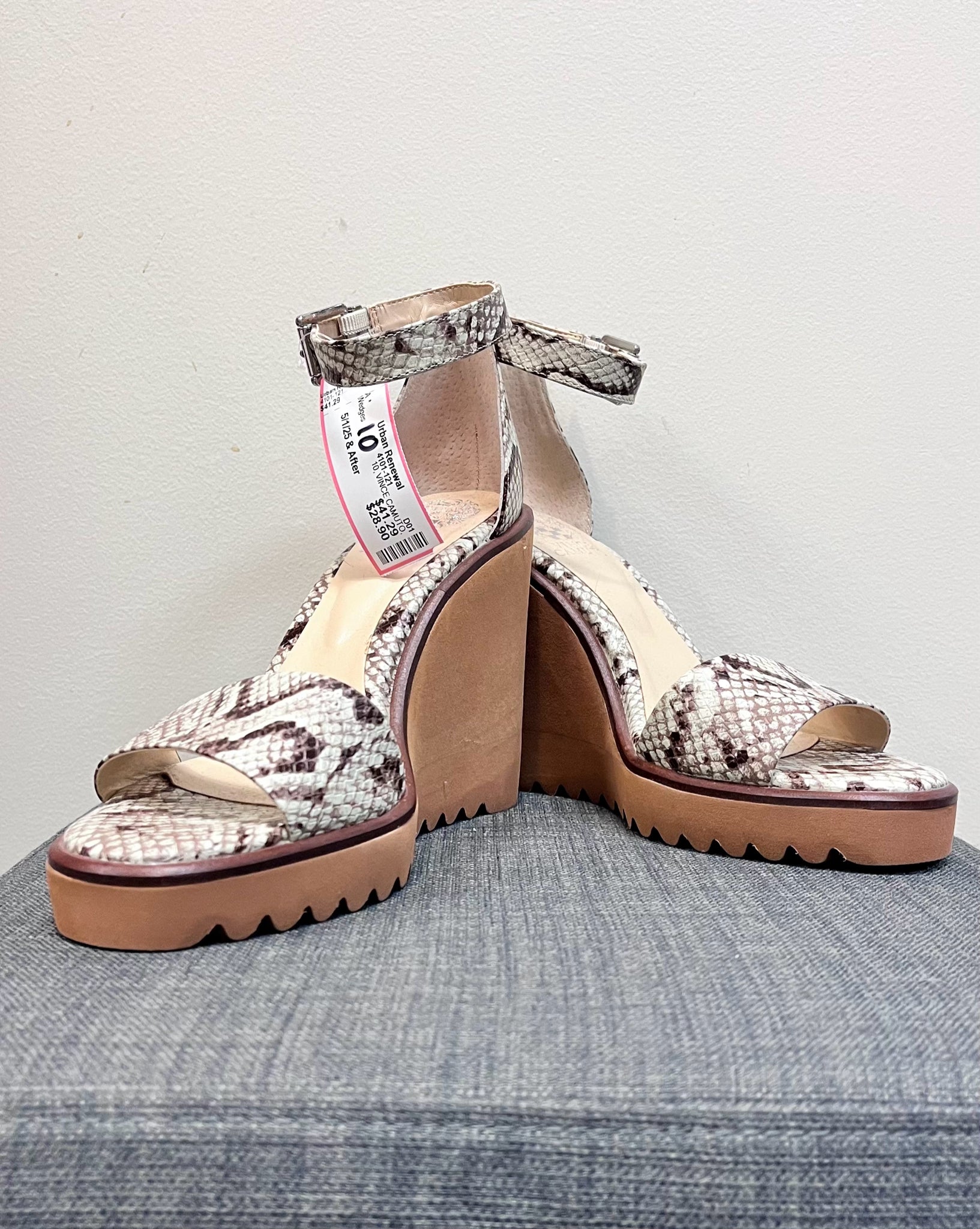 10 VINCE CAMUTO SNAKE Wedges