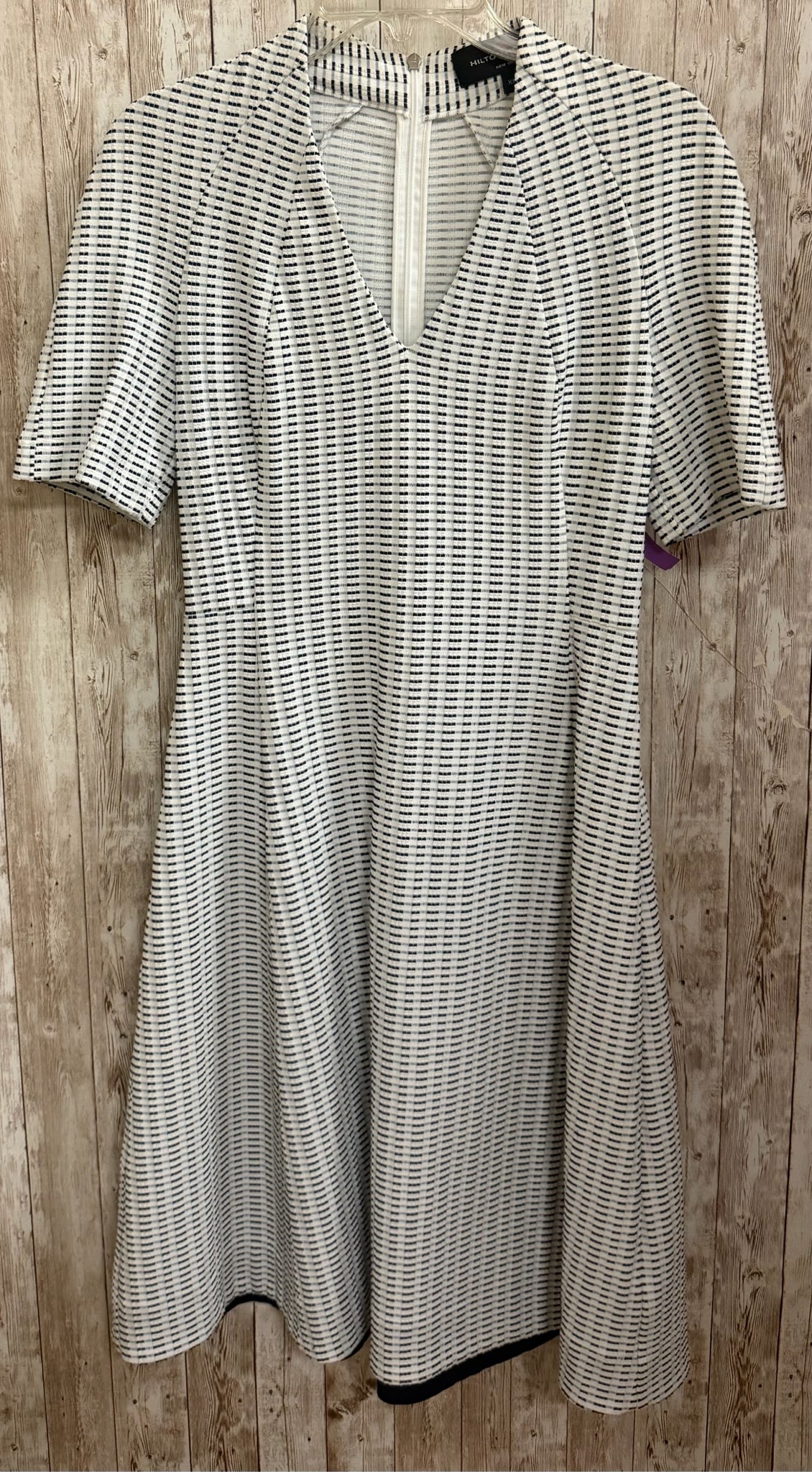 Size XS HILTON HOLLIS WHITE AND BLACK ANIMAL Dress