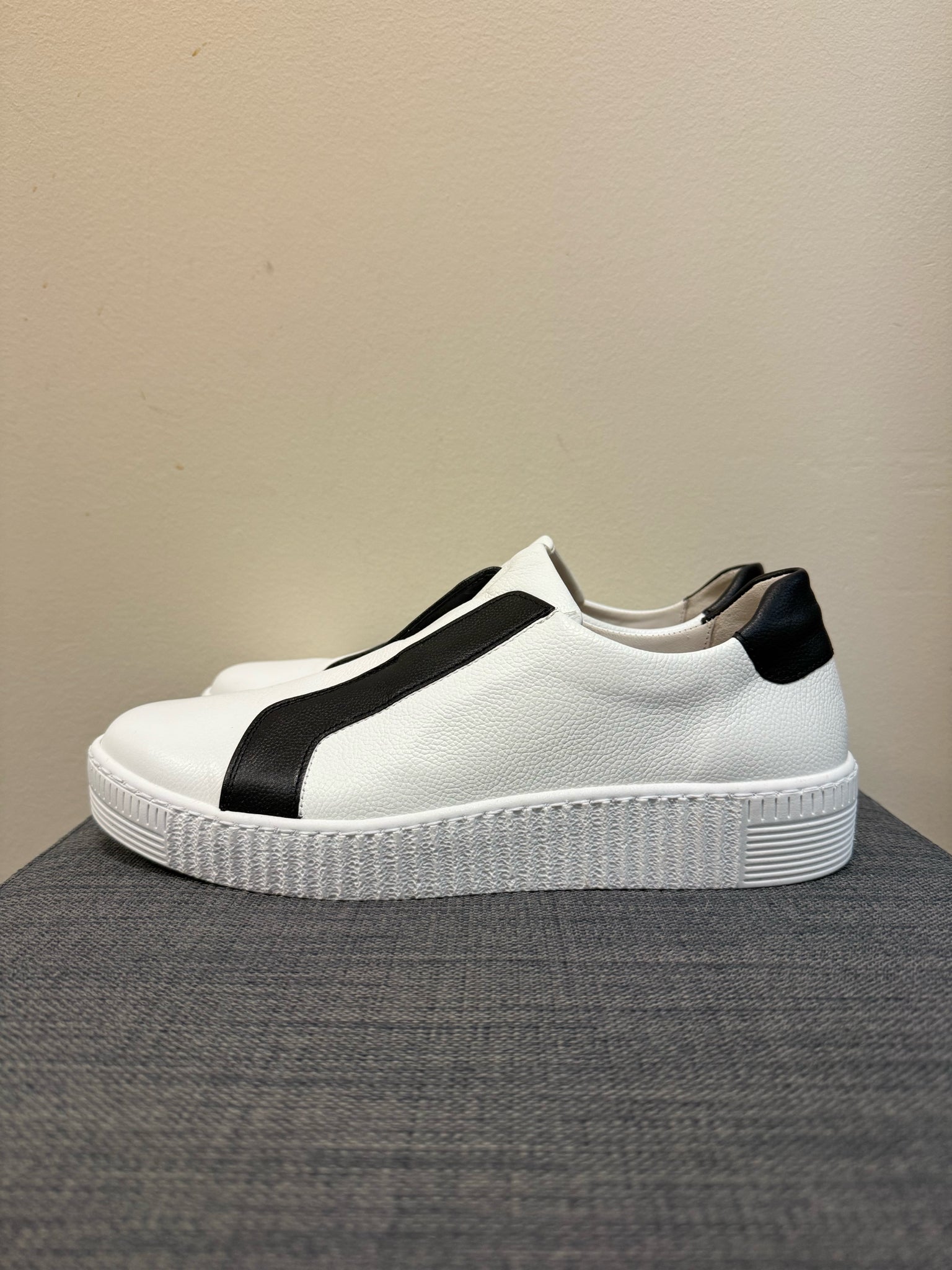 7.5 GABOR WHITE AND BLACK LEATHER Sneakers