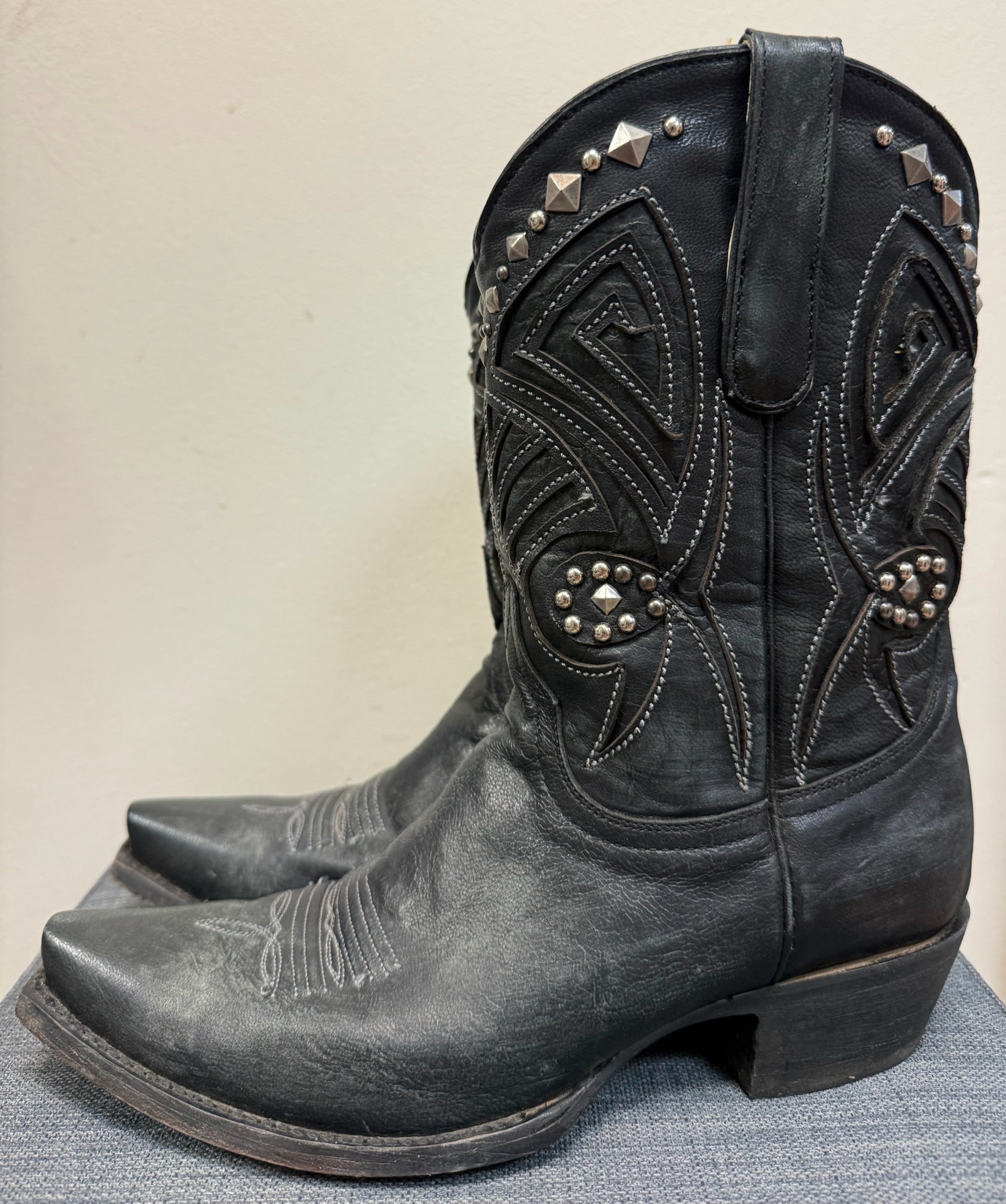 10 CAVENDER'S Black Boots