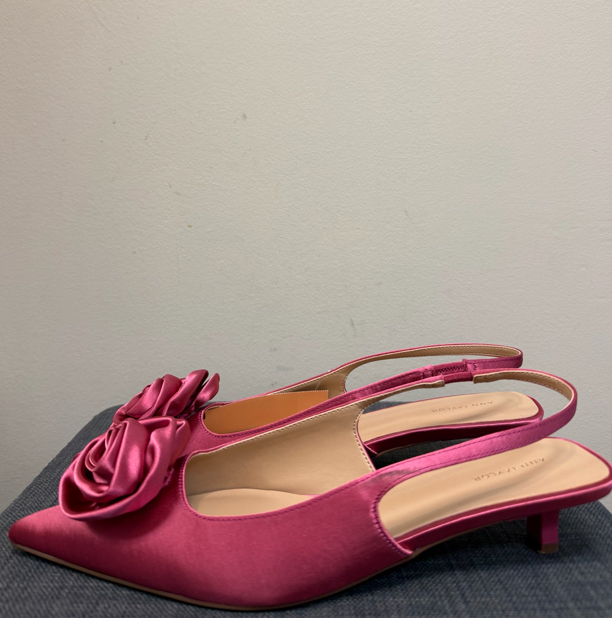 8.5 ANN TAYLOR PINK ROSETTE SHOES