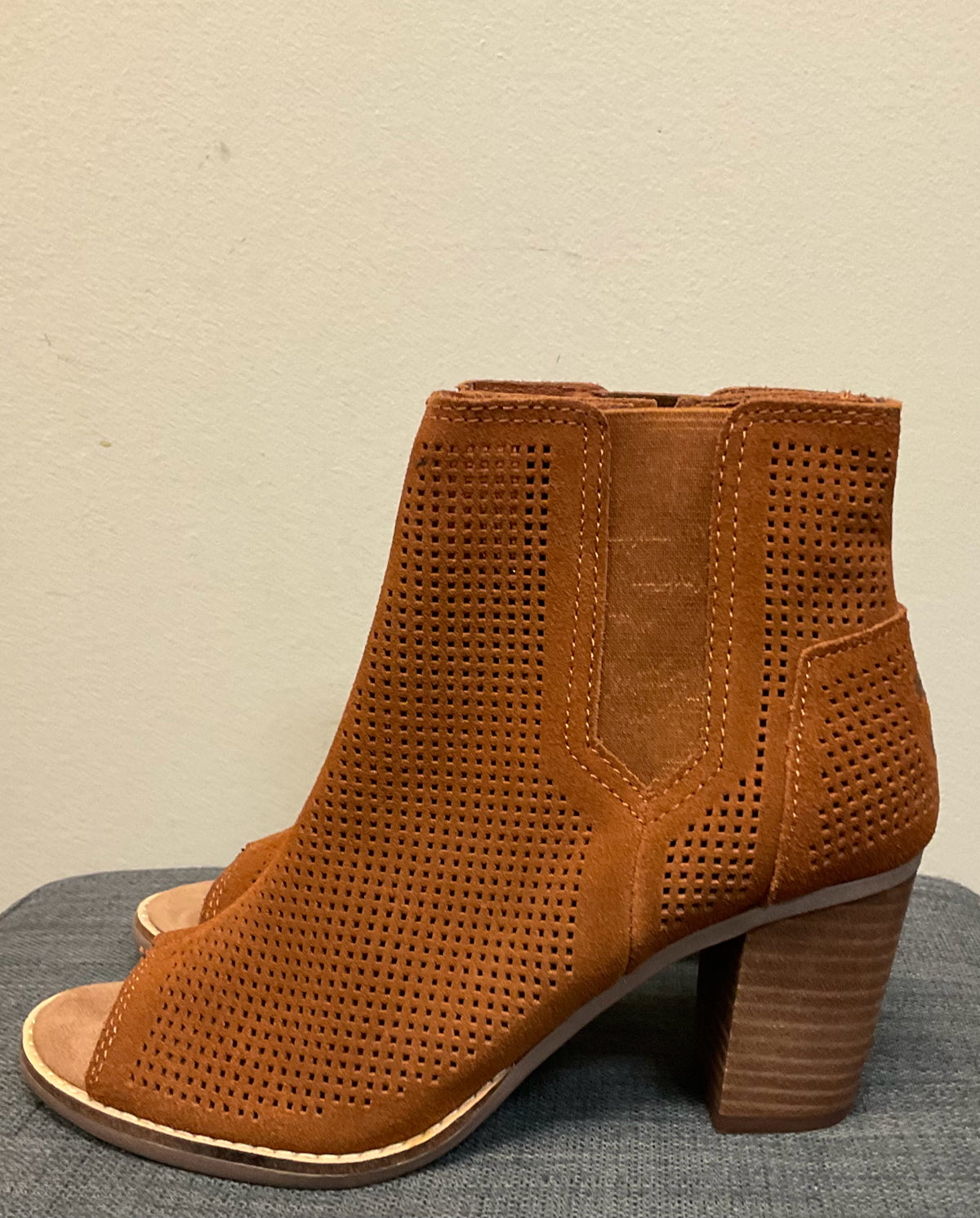 6.5 TOMS Camel SHOES