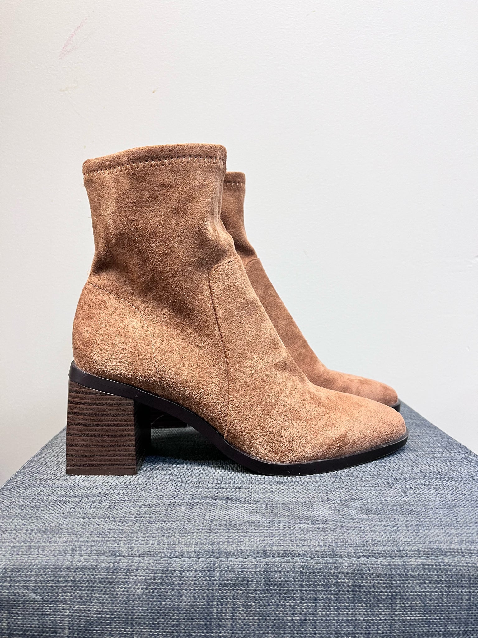 7.5 ANNE KLEIN Camel Boots