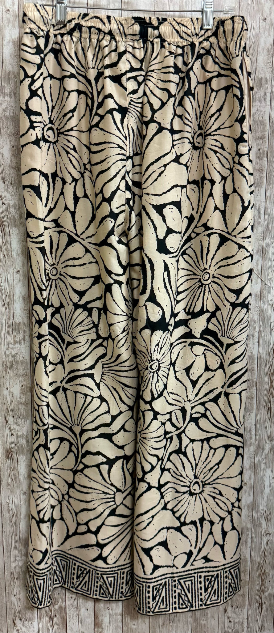 Size M EVEREVE CREAM AND BLACK PRINT Pants