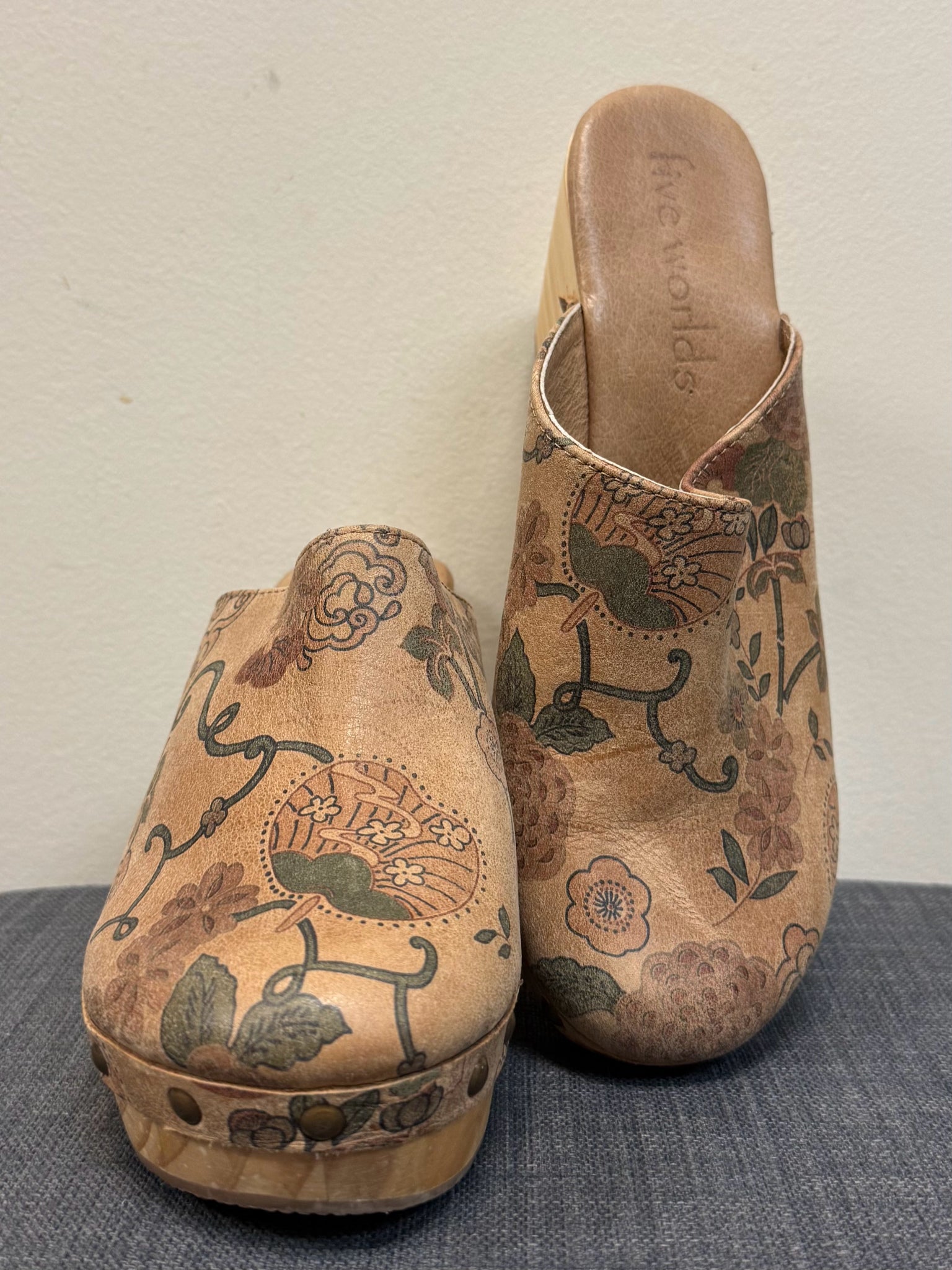9 FIVE WORLDS TAN PRINT Clogs