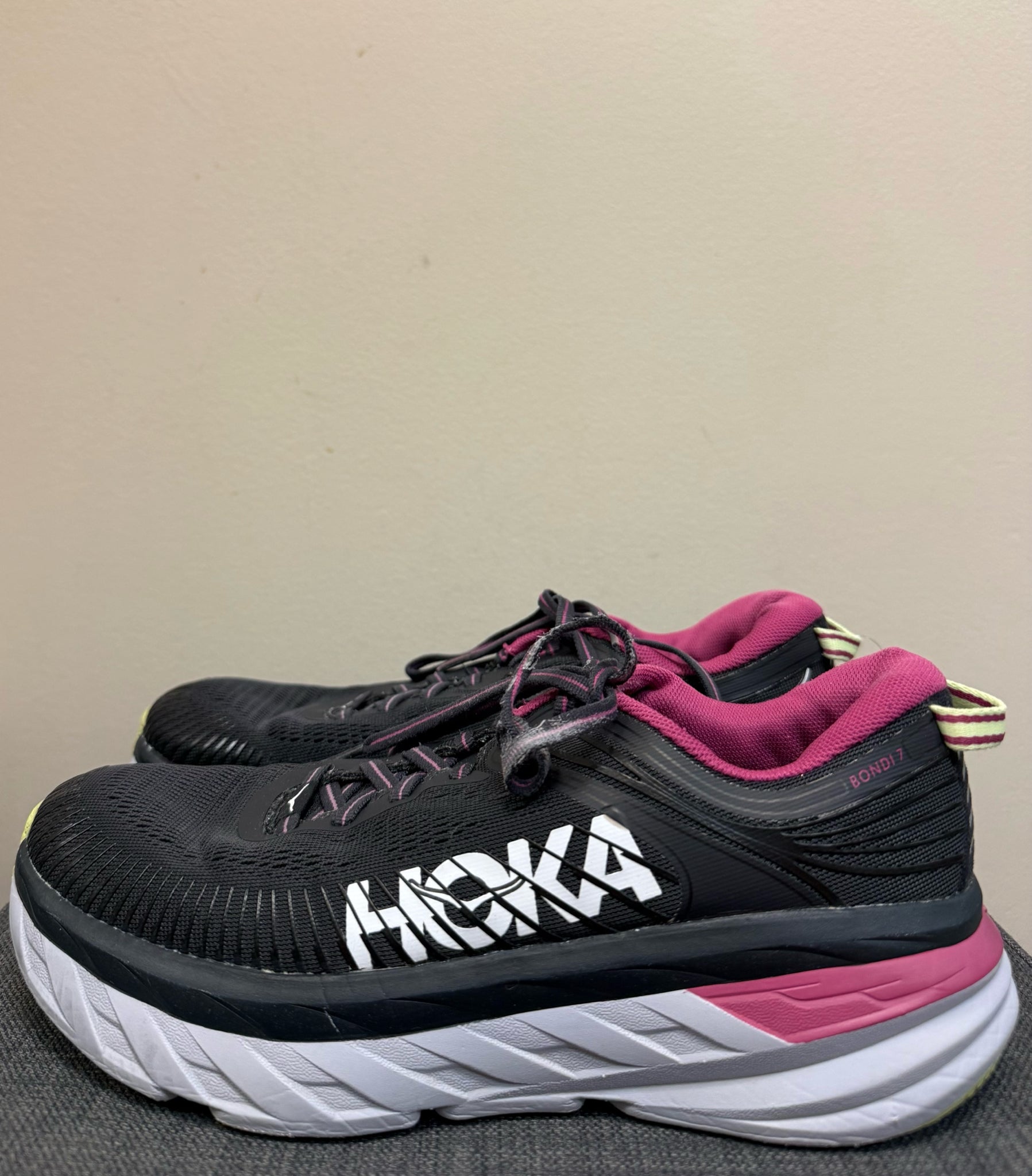 7.5 HOKA BLACK AND PURPLE Sneakers