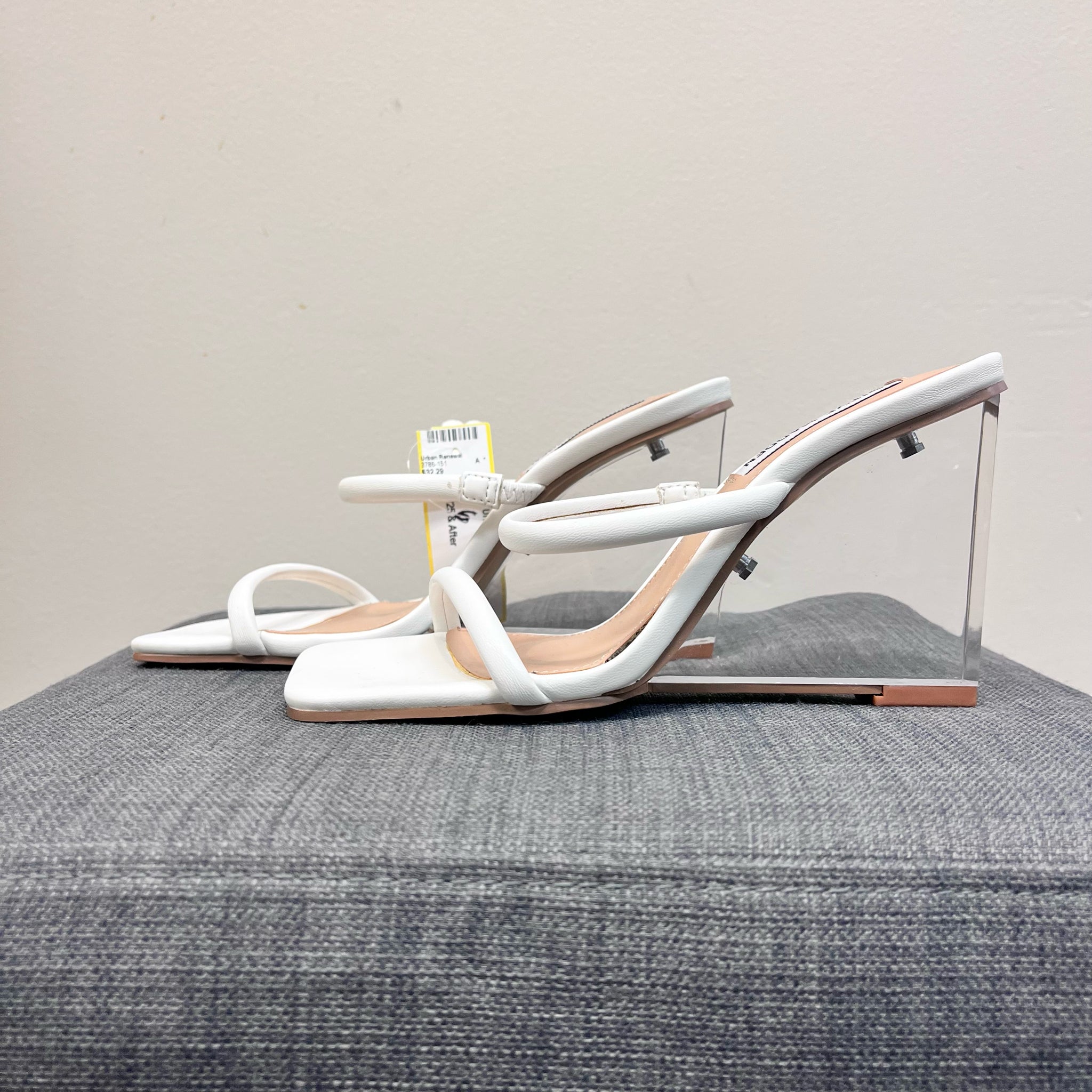 STEVE MADDEN 6 White Sandals