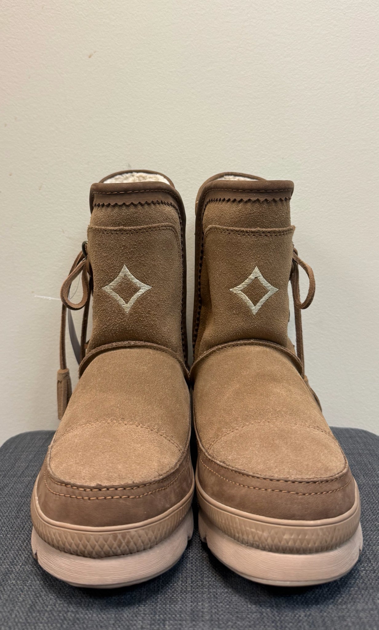 9 MANITOBAH Tan Boots