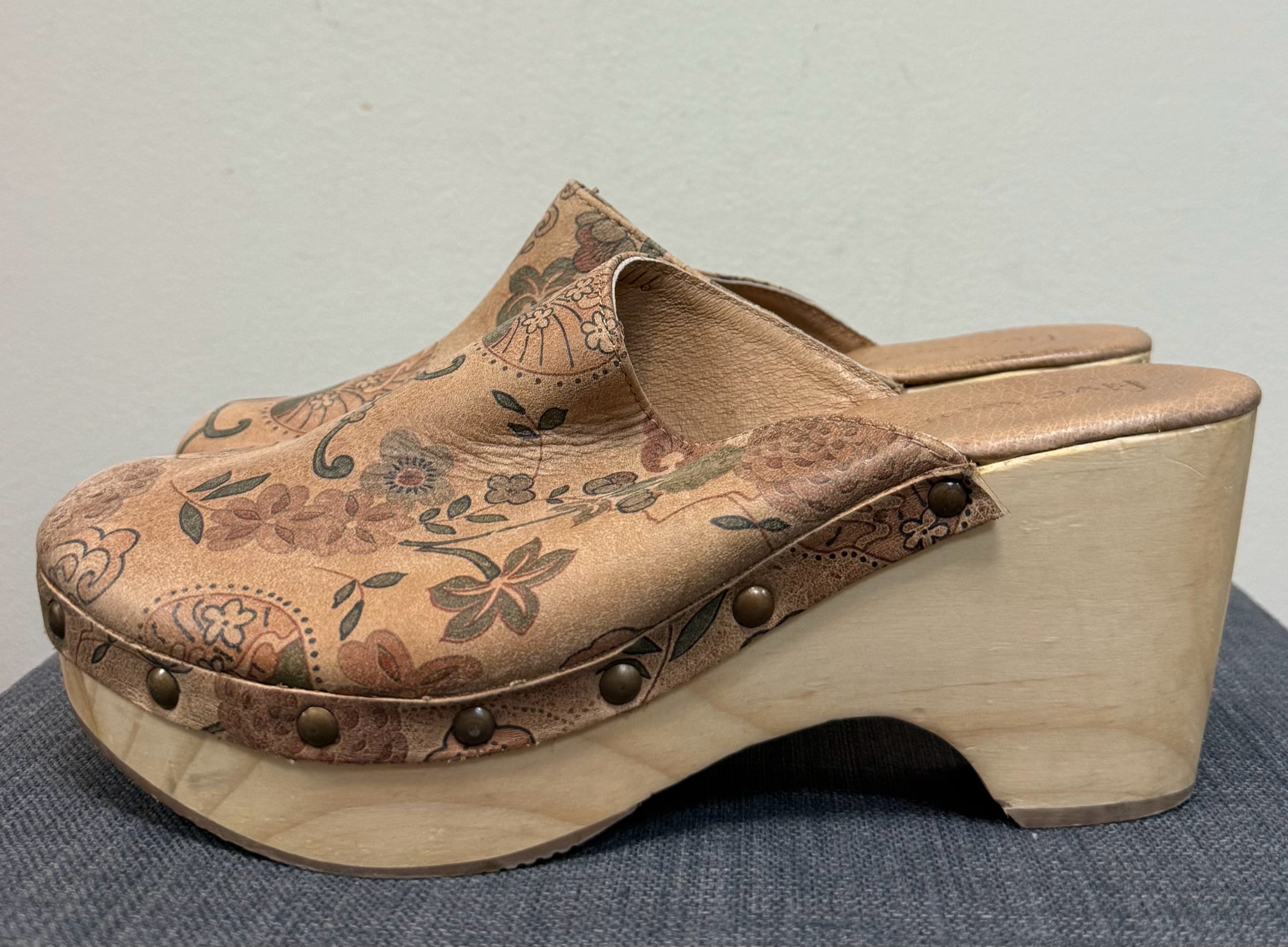 9 FIVE WORLDS TAN PRINT Clogs