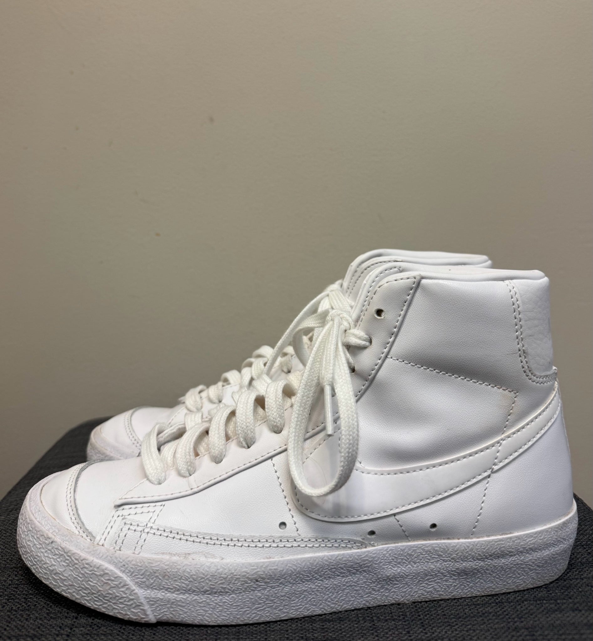 7 NIKE White Sneakers