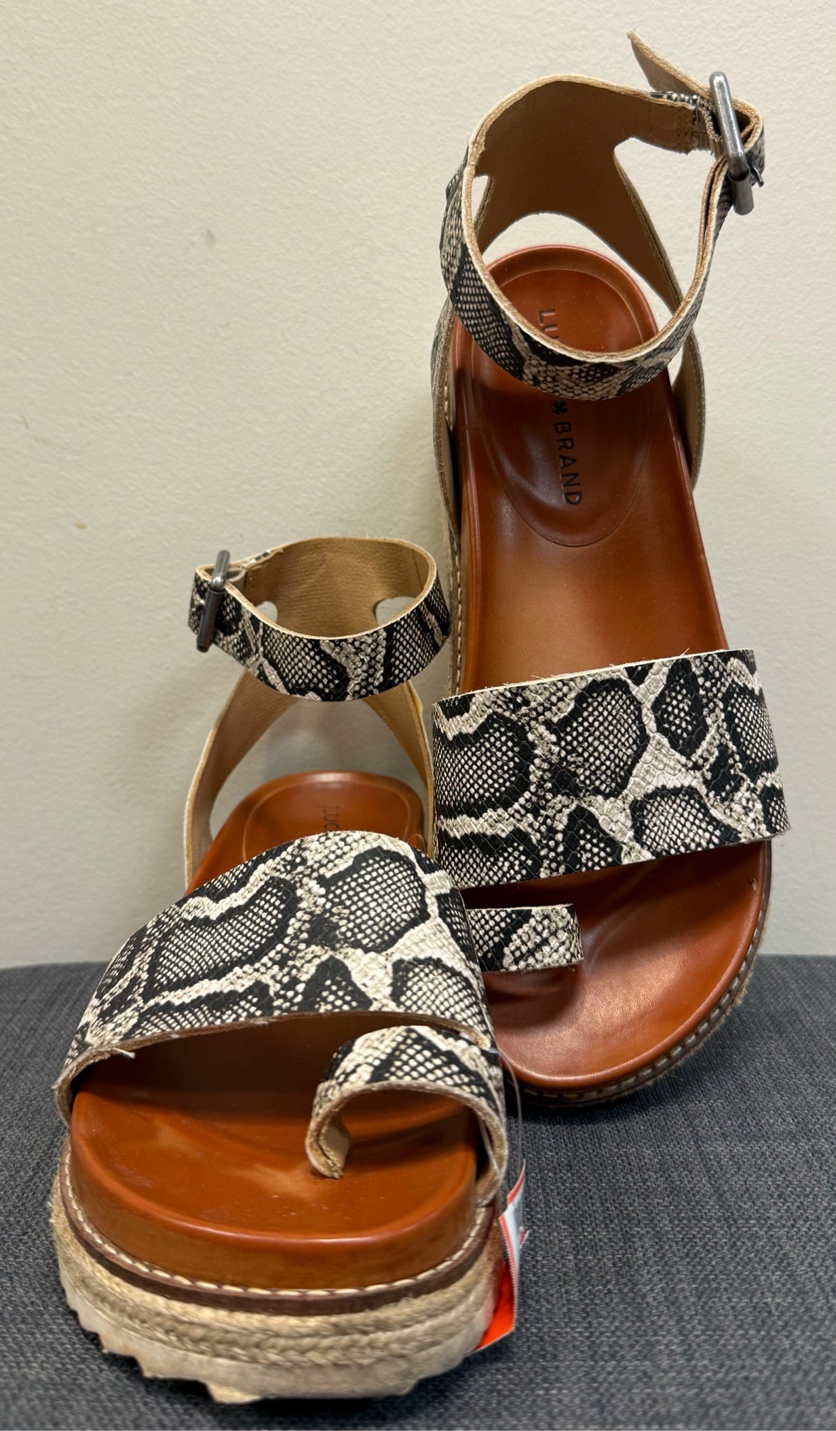 7.5 LUCKY BRAND SNAKE Sandals